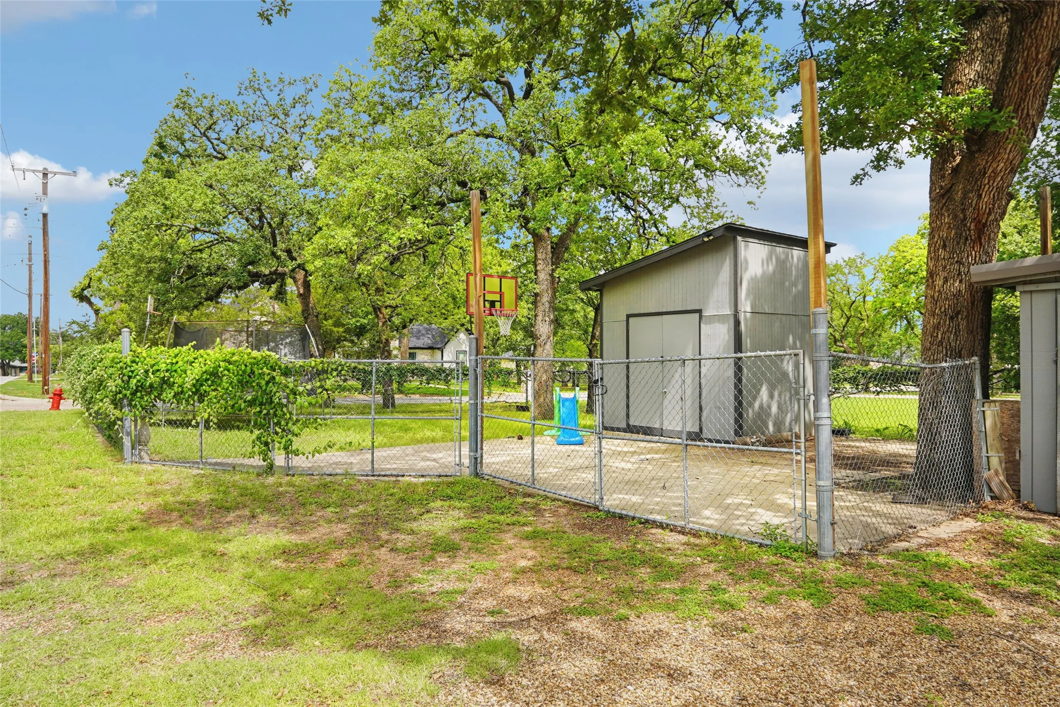 Single Family Residence For Sale in Tarrant County , 7616 Osage Trail, Lake Worth, Texas 76135, 3 Bedroom, 2 Bathroom, Garage spaces, 1,166 Sqft, built in 1946, mls#21386745, Real Estate Agent in Lake Worth, Homes For Sale in Tarrant county, Homes For Sale in Lake Worth, Realtor in Lake Worth Texas, Real Estate Brokerage Independent Realty Texas, Luminita Cordes Realtor