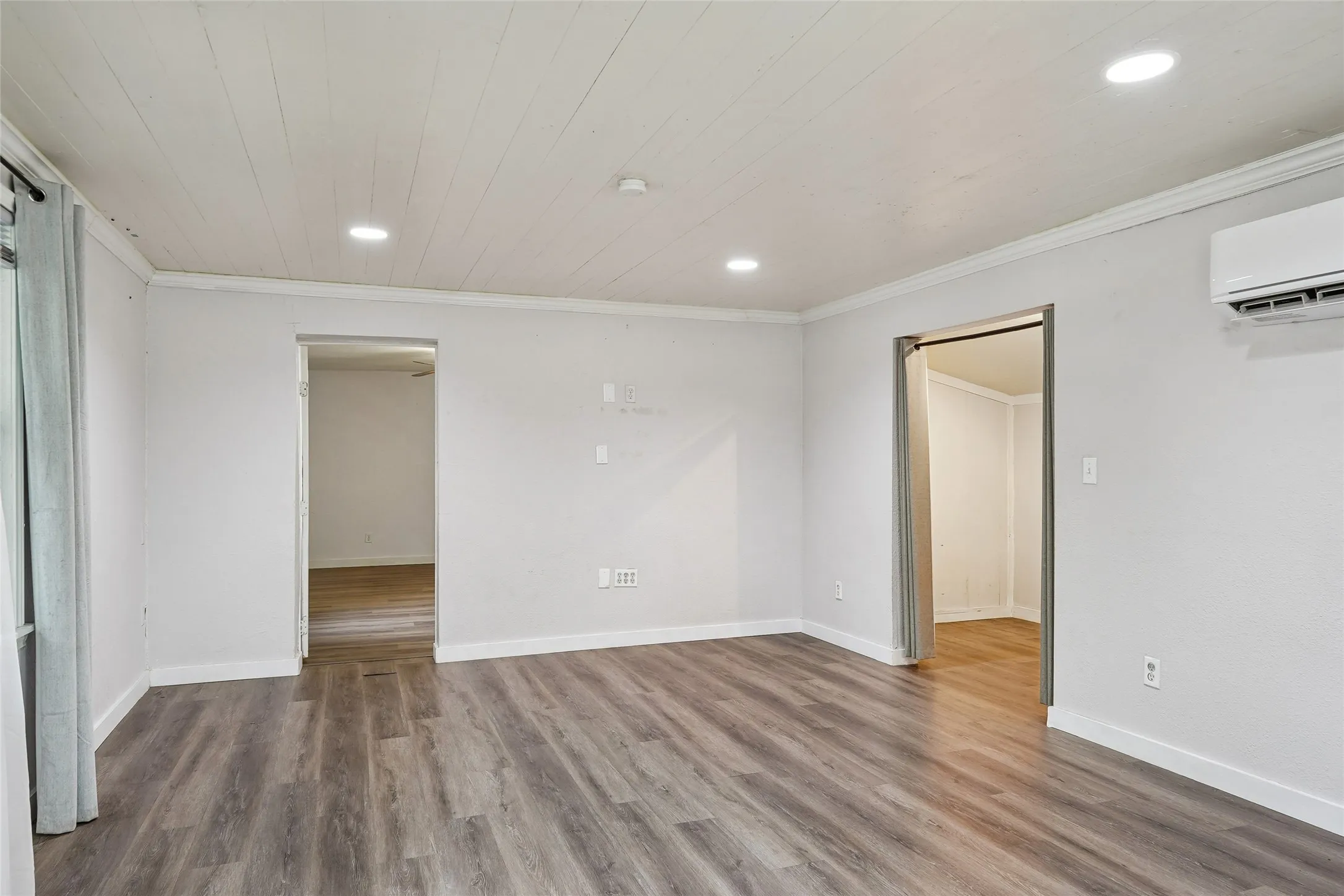 Single Family Residence For Sale in Tarrant County , 7616 Osage Trail, Lake Worth, Texas 76135, 3 Bedroom, 2 Bathroom, Garage spaces, 1,166 Sqft, built in 1946, mls#21386745, Real Estate Agent in Lake Worth, Homes For Sale in Tarrant county, Homes For Sale in Lake Worth, Realtor in Lake Worth Texas, Real Estate Brokerage Independent Realty Texas, Luminita Cordes Realtor