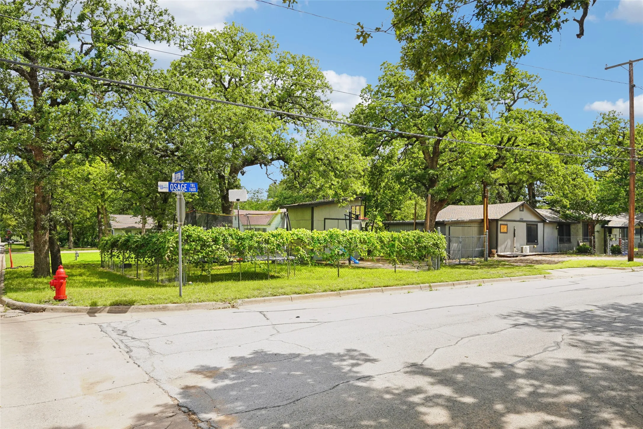 Single Family Residence For Sale in Tarrant County , 7616 Osage Trail, Lake Worth, Texas 76135, 3 Bedroom, 2 Bathroom, Garage spaces, 1,166 Sqft, built in 1946, mls#21386745, Real Estate Agent in Lake Worth, Homes For Sale in Tarrant county, Homes For Sale in Lake Worth, Realtor in Lake Worth Texas, Real Estate Brokerage Independent Realty Texas, Luminita Cordes Realtor