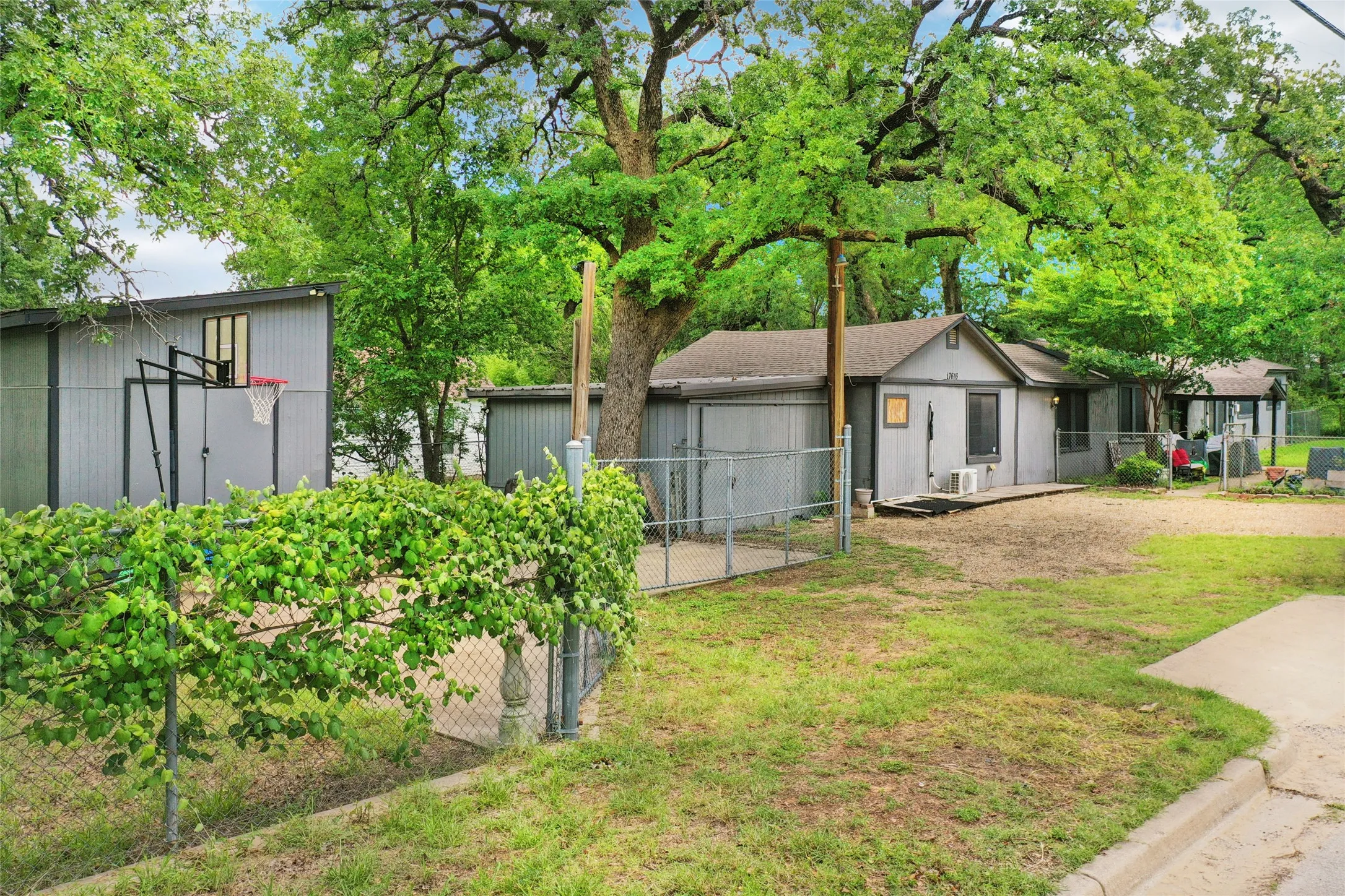 Single Family Residence For Sale in Tarrant County , 7616 Osage Trail, Lake Worth, Texas 76135, 3 Bedroom, 2 Bathroom, Garage spaces, 1,166 Sqft, built in 1946, mls#21386745, Real Estate Agent in Lake Worth, Homes For Sale in Tarrant county, Homes For Sale in Lake Worth, Realtor in Lake Worth Texas, Real Estate Brokerage Independent Realty Texas, Luminita Cordes Realtor