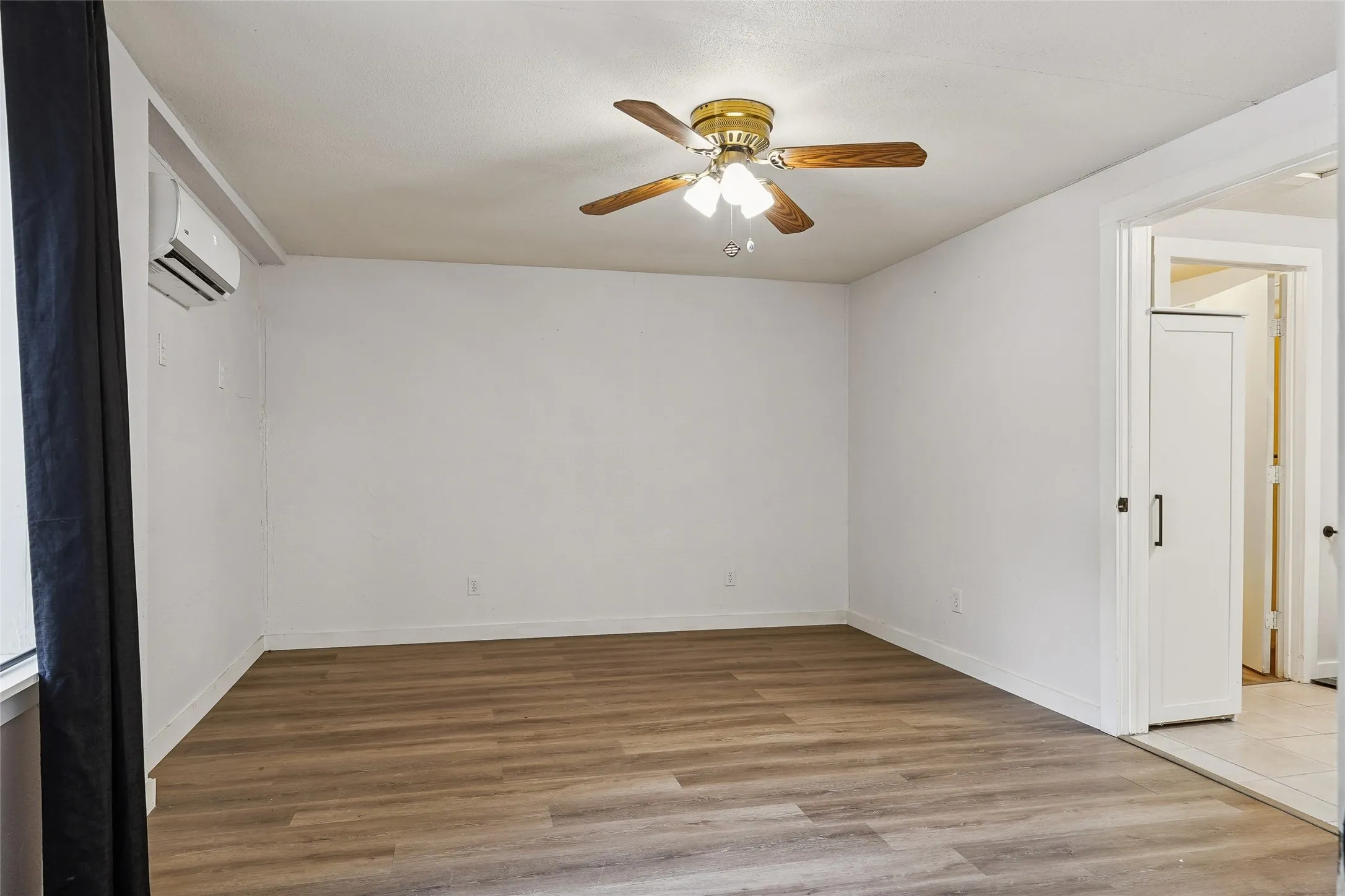 Single Family Residence For Sale in Tarrant County , 7616 Osage Trail, Lake Worth, Texas 76135, 3 Bedroom, 2 Bathroom, Garage spaces, 1,166 Sqft, built in 1946, mls#21386745, Real Estate Agent in Lake Worth, Homes For Sale in Tarrant county, Homes For Sale in Lake Worth, Realtor in Lake Worth Texas, Real Estate Brokerage Independent Realty Texas, Luminita Cordes Realtor