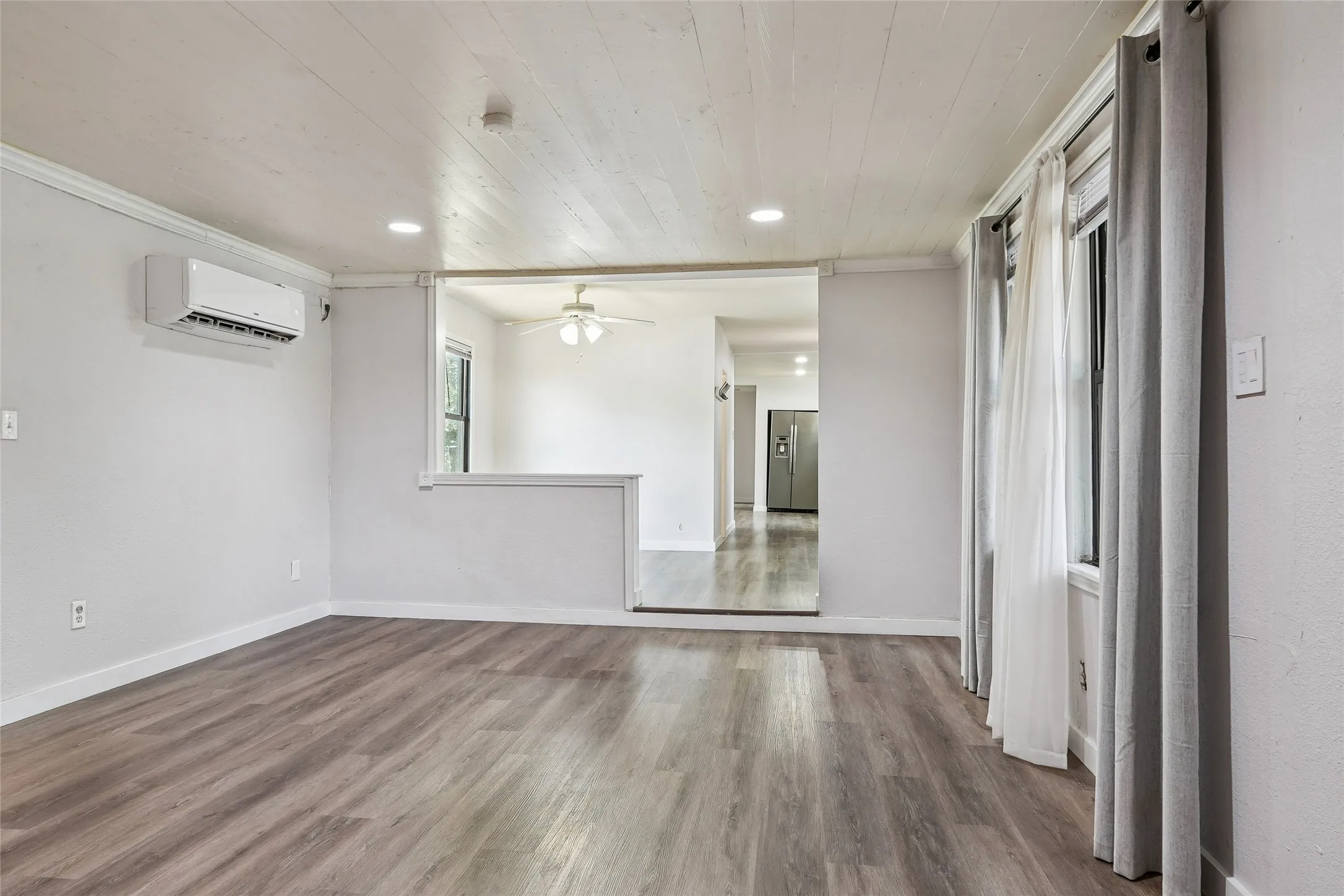 Single Family Residence For Sale in Tarrant County , 7616 Osage Trail, Lake Worth, Texas 76135, 3 Bedroom, 2 Bathroom, Garage spaces, 1,166 Sqft, built in 1946, mls#21386745, Real Estate Agent in Lake Worth, Homes For Sale in Tarrant county, Homes For Sale in Lake Worth, Realtor in Lake Worth Texas, Real Estate Brokerage Independent Realty Texas, Luminita Cordes Realtor