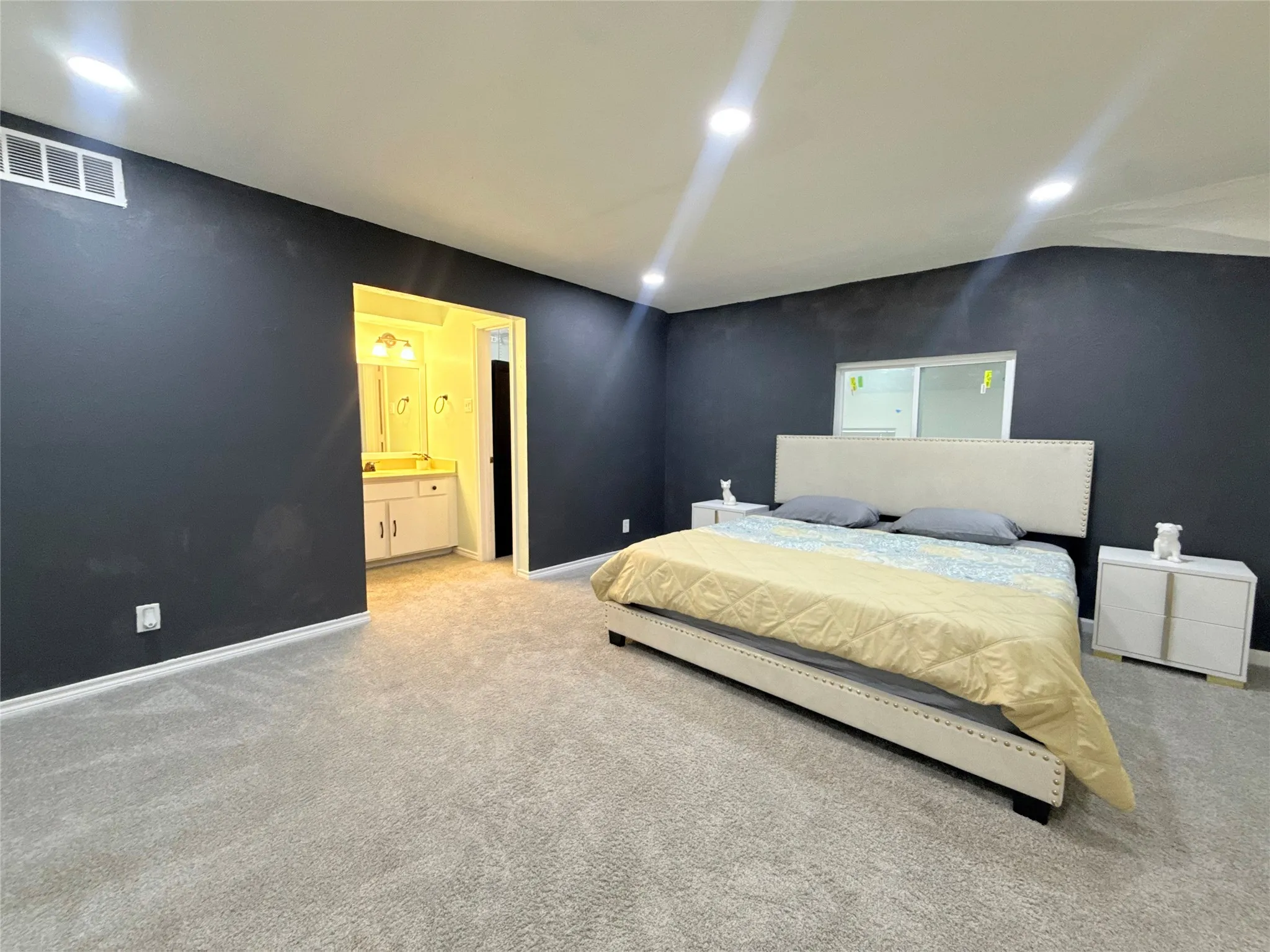 Single Family Residence For Sale in Dallas County , 3131 Wycliff Avenue, Dallas, Texas 75219, 2 Bedroom, 2 Bathroom, 1 Garage spaces, 1,445 Sqft, built in 1974, mls#21386748, Real Estate Agent in Dallas, Homes For Sale in Dallas county, Homes For Sale in Dallas, Realtor in Dallas Texas, Real Estate Brokerage Independent Realty Texas, Luminita Cordes Realtor