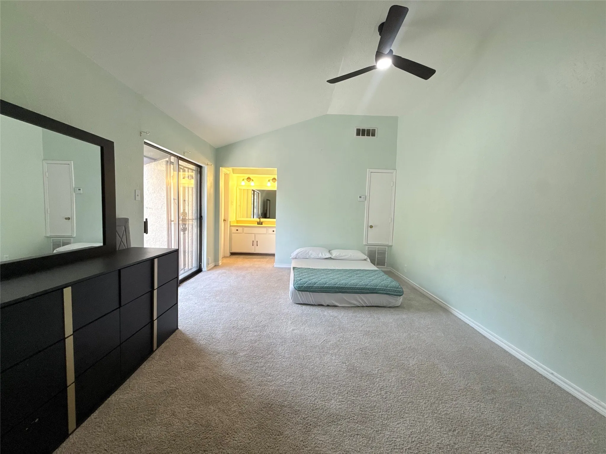 Single Family Residence For Sale in Dallas County , 3131 Wycliff Avenue, Dallas, Texas 75219, 2 Bedroom, 2 Bathroom, 1 Garage spaces, 1,445 Sqft, built in 1974, mls#21386748, Real Estate Agent in Dallas, Homes For Sale in Dallas county, Homes For Sale in Dallas, Realtor in Dallas Texas, Real Estate Brokerage Independent Realty Texas, Luminita Cordes Realtor