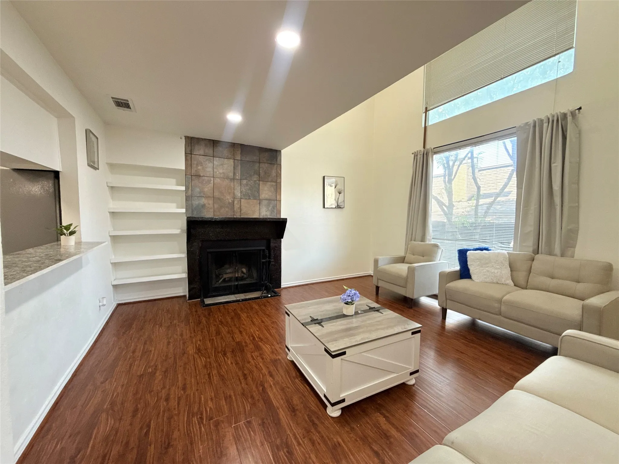 Single Family Residence For Sale in Dallas County , 3131 Wycliff Avenue, Dallas, Texas 75219, 2 Bedroom, 2 Bathroom, 1 Garage spaces, 1,445 Sqft, built in 1974, mls#21386748, Real Estate Agent in Dallas, Homes For Sale in Dallas county, Homes For Sale in Dallas, Realtor in Dallas Texas, Real Estate Brokerage Independent Realty Texas, Luminita Cordes Realtor