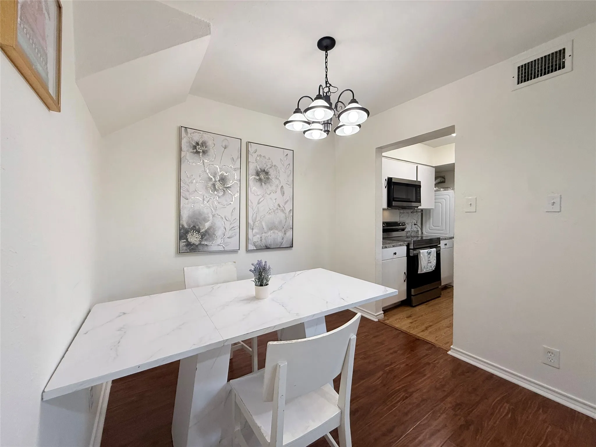 Single Family Residence For Sale in Dallas County , 3131 Wycliff Avenue, Dallas, Texas 75219, 2 Bedroom, 2 Bathroom, 1 Garage spaces, 1,445 Sqft, built in 1974, mls#21386748, Real Estate Agent in Dallas, Homes For Sale in Dallas county, Homes For Sale in Dallas, Realtor in Dallas Texas, Real Estate Brokerage Independent Realty Texas, Luminita Cordes Realtor