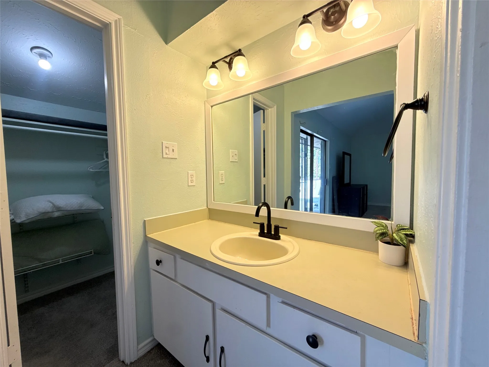 Single Family Residence For Sale in Dallas County , 3131 Wycliff Avenue, Dallas, Texas 75219, 2 Bedroom, 2 Bathroom, 1 Garage spaces, 1,445 Sqft, built in 1974, mls#21386748, Real Estate Agent in Dallas, Homes For Sale in Dallas county, Homes For Sale in Dallas, Realtor in Dallas Texas, Real Estate Brokerage Independent Realty Texas, Luminita Cordes Realtor