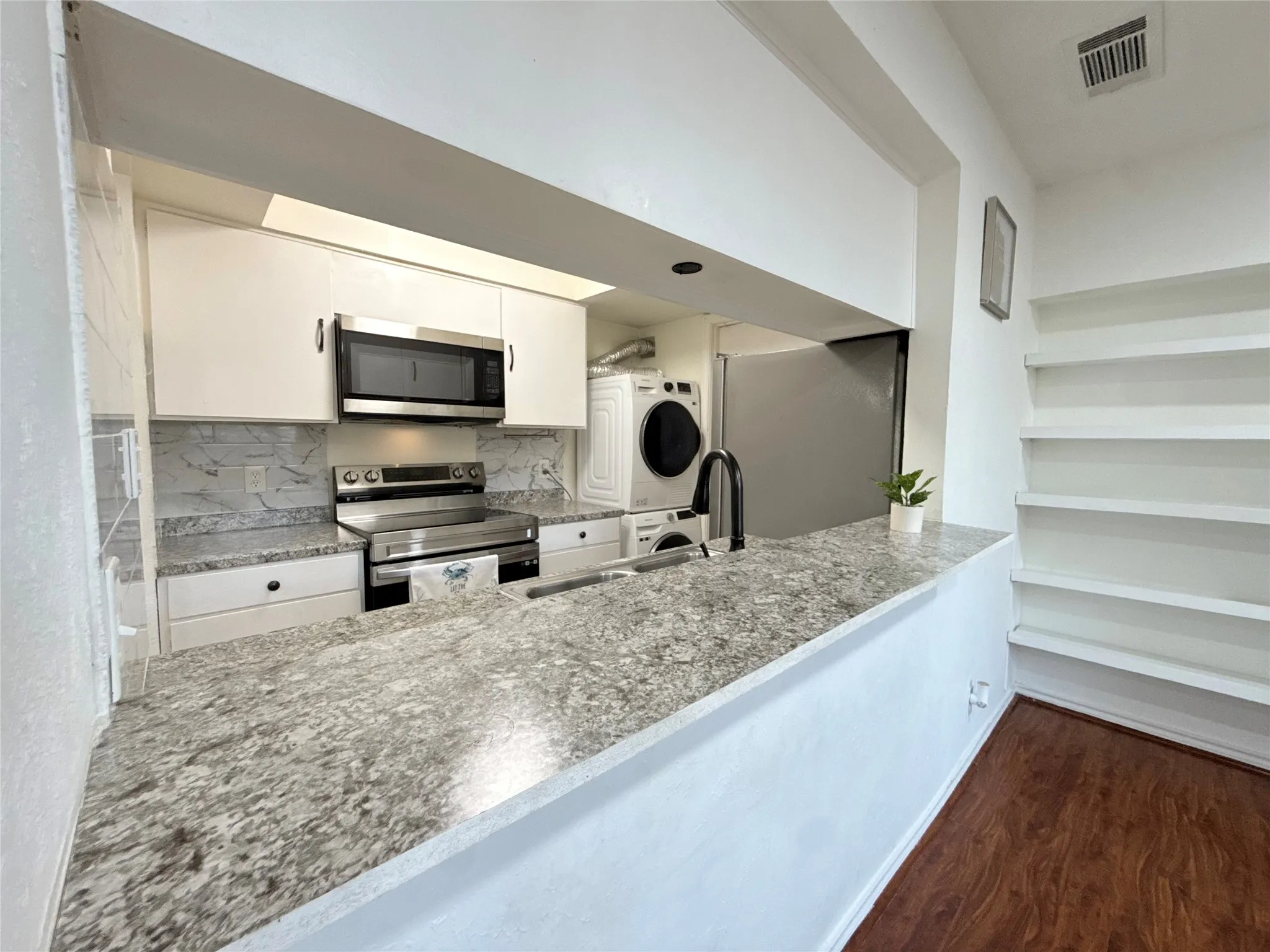 Single Family Residence For Sale in Dallas County , 3131 Wycliff Avenue, Dallas, Texas 75219, 2 Bedroom, 2 Bathroom, 1 Garage spaces, 1,445 Sqft, built in 1974, mls#21386748, Real Estate Agent in Dallas, Homes For Sale in Dallas county, Homes For Sale in Dallas, Realtor in Dallas Texas, Real Estate Brokerage Independent Realty Texas, Luminita Cordes Realtor
