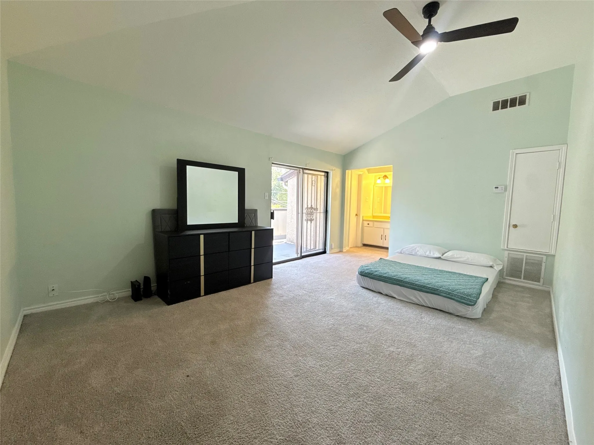 Single Family Residence For Sale in Dallas County , 3131 Wycliff Avenue, Dallas, Texas 75219, 2 Bedroom, 2 Bathroom, 1 Garage spaces, 1,445 Sqft, built in 1974, mls#21386748, Real Estate Agent in Dallas, Homes For Sale in Dallas county, Homes For Sale in Dallas, Realtor in Dallas Texas, Real Estate Brokerage Independent Realty Texas, Luminita Cordes Realtor