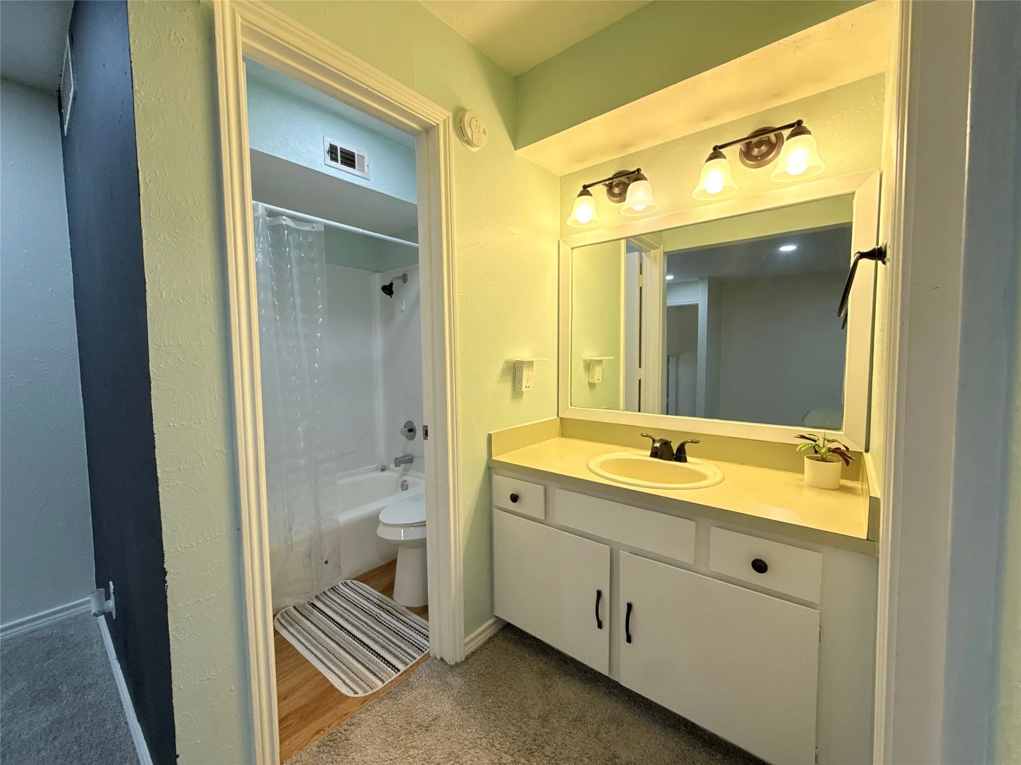 Single Family Residence For Sale in Dallas County , 3131 Wycliff Avenue, Dallas, Texas 75219, 2 Bedroom, 2 Bathroom, 1 Garage spaces, 1,445 Sqft, built in 1974, mls#21386748, Real Estate Agent in Dallas, Homes For Sale in Dallas county, Homes For Sale in Dallas, Realtor in Dallas Texas, Real Estate Brokerage Independent Realty Texas, Luminita Cordes Realtor