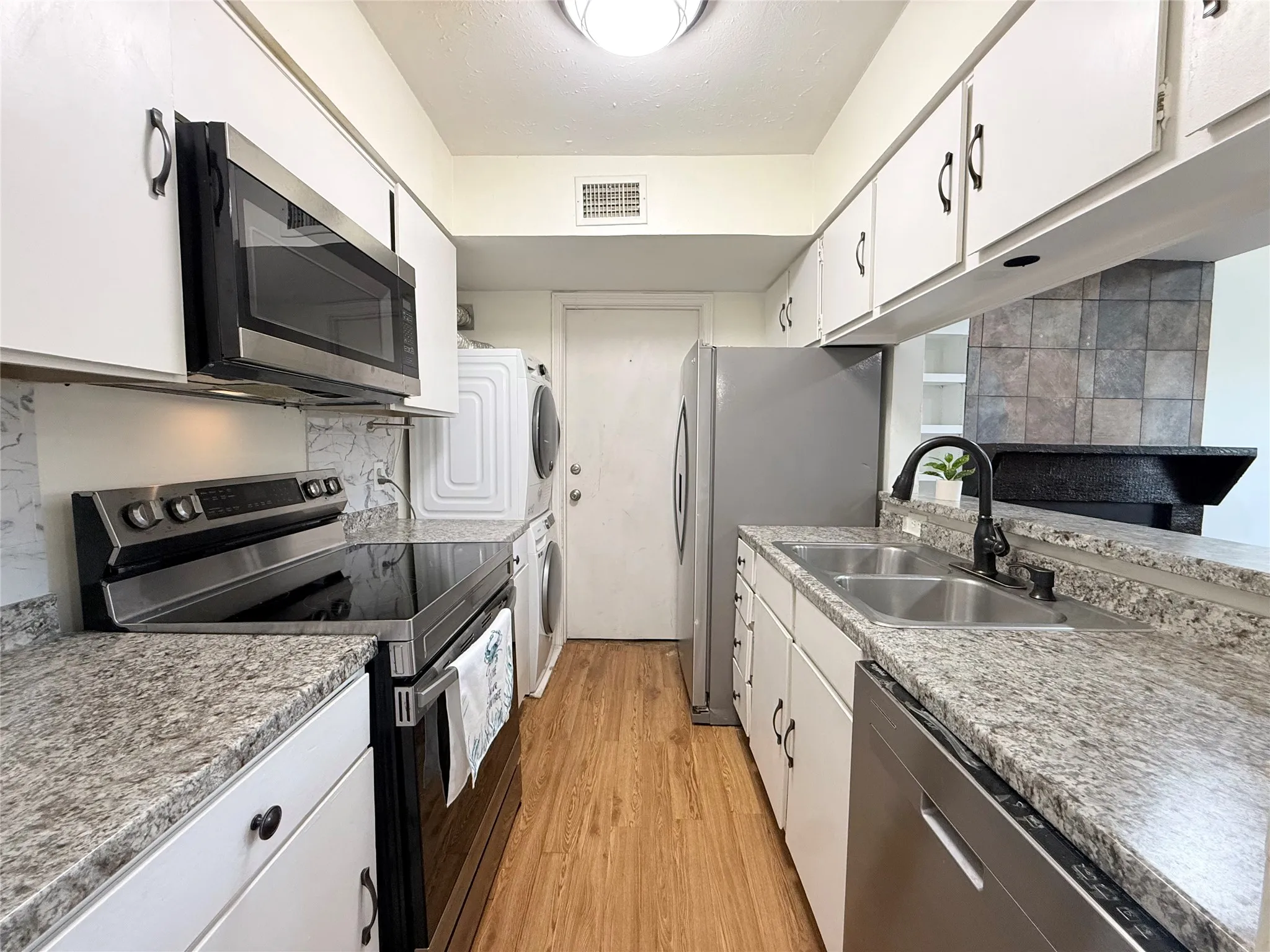 Single Family Residence For Sale in Dallas County , 3131 Wycliff Avenue, Dallas, Texas 75219, 2 Bedroom, 2 Bathroom, 1 Garage spaces, 1,445 Sqft, built in 1974, mls#21386748, Real Estate Agent in Dallas, Homes For Sale in Dallas county, Homes For Sale in Dallas, Realtor in Dallas Texas, Real Estate Brokerage Independent Realty Texas, Luminita Cordes Realtor