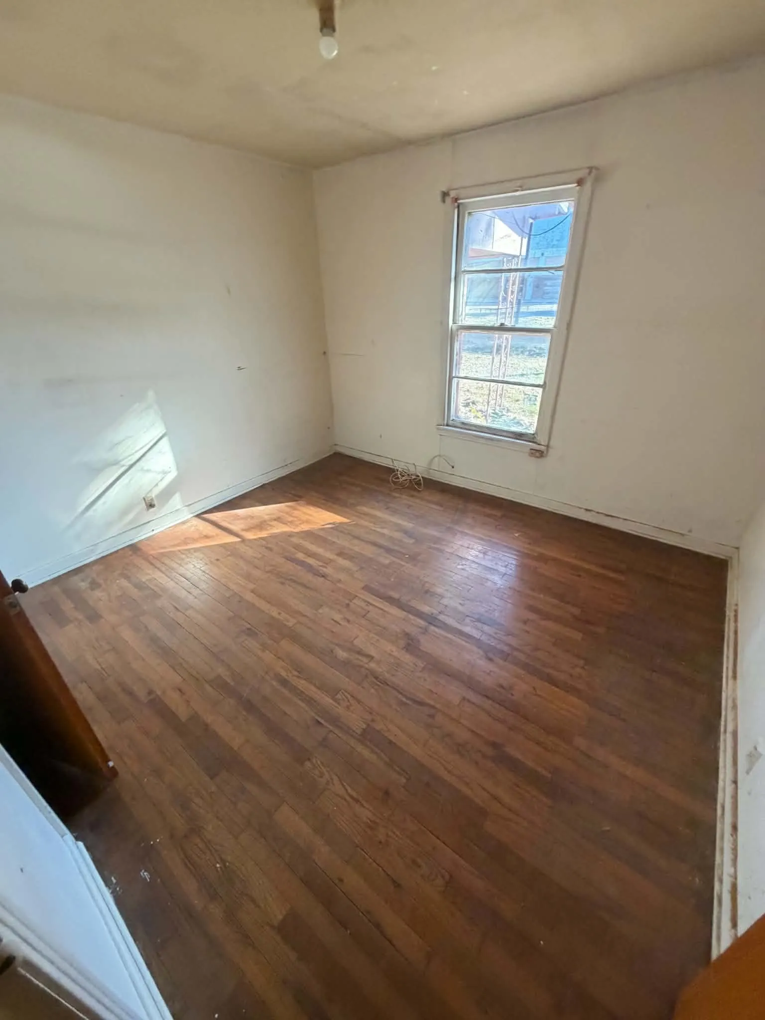 Single Family Residence For Sale in Ellis County , 317 College Street, Italy, Texas 76651, 3 Bedroom, 1 Bathroom, Garage spaces, 1,350 Sqft, built in 1959, mls#21386760, Real Estate Agent in Italy, Homes For Sale in Ellis county, Homes For Sale in Italy, Realtor in Italy Texas, Real Estate Brokerage Independent Realty Texas, Luminita Cordes Realtor