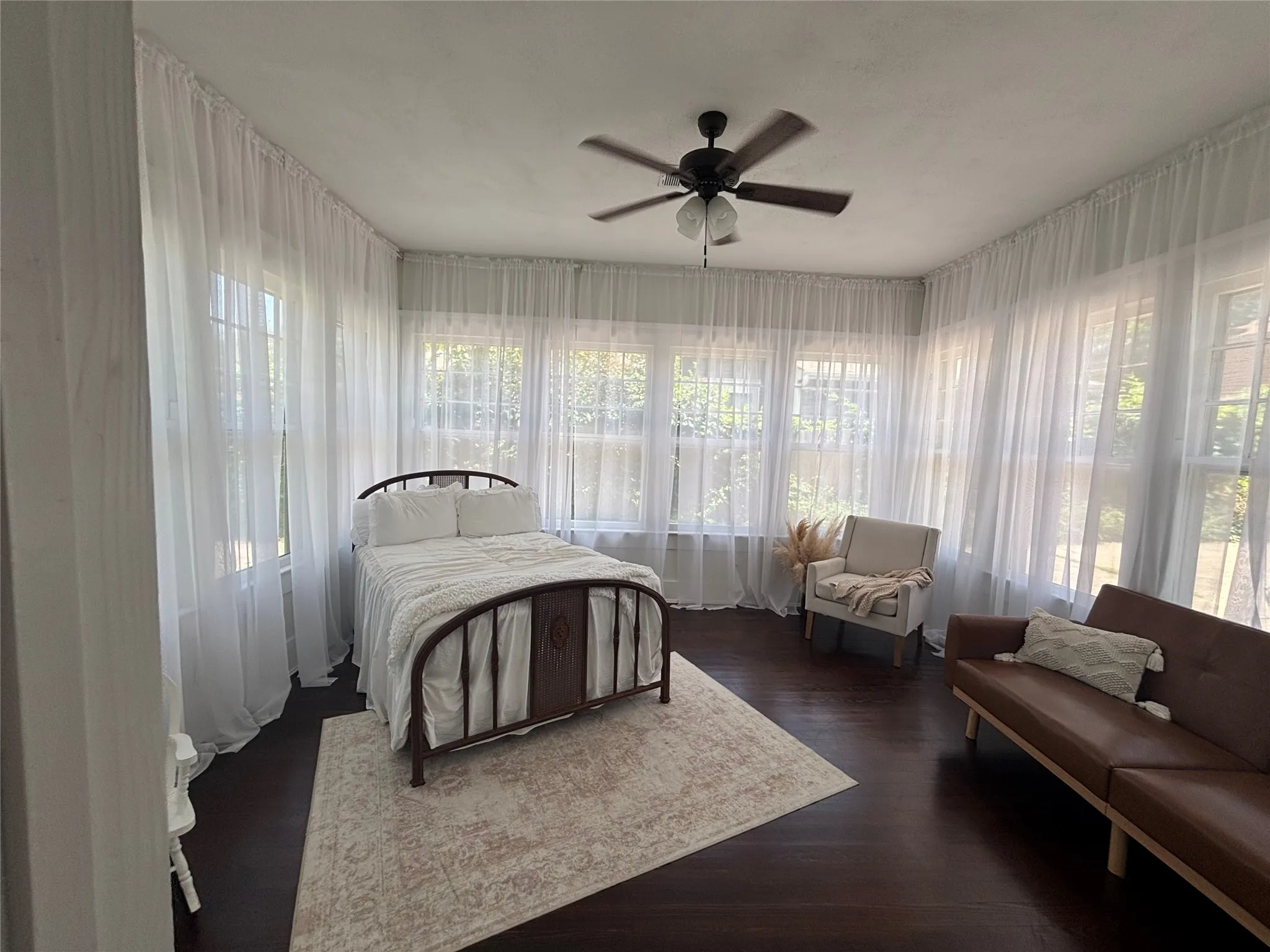 Single Family Residence For Rent in Fannin County , 311 W Sam Rayburn Drive, Bonham, Texas 75418, 2 Bedroom, 1 Bathroom, Garage spaces, 1,215 Sqft, built in 1905, mls#21365219, Real Estate Agent in Bonham, Homes For Rent in Fannin county, Homes For Rent in Bonham, Realtor in Bonham Texas, Real Estate Brokerage Independent Realty Texas, Luminita Cordes Realtor