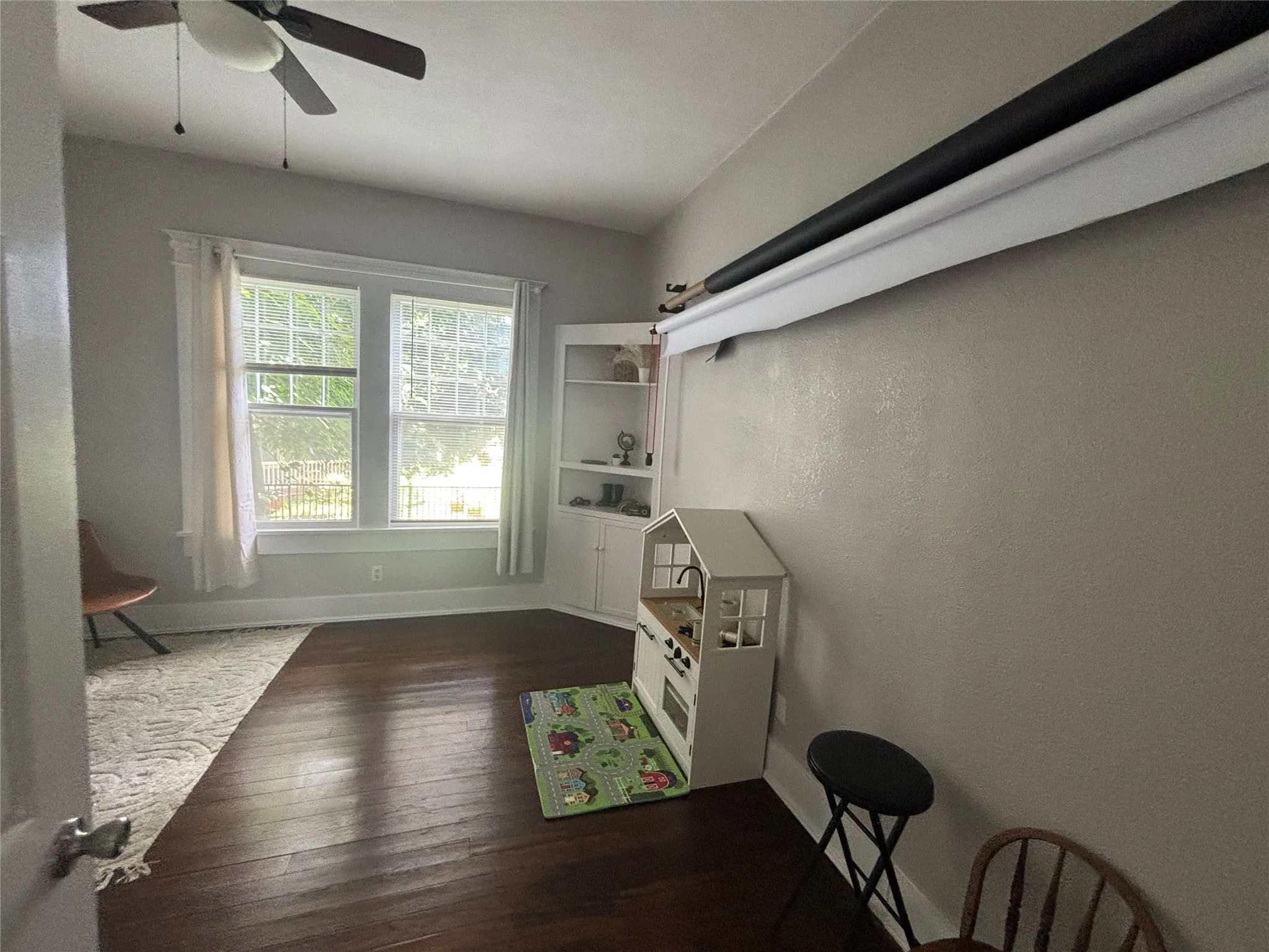Single Family Residence For Rent in Fannin County , 311 W Sam Rayburn Drive, Bonham, Texas 75418, 2 Bedroom, 1 Bathroom, Garage spaces, 1,215 Sqft, built in 1905, mls#21365219, Real Estate Agent in Bonham, Homes For Rent in Fannin county, Homes For Rent in Bonham, Realtor in Bonham Texas, Real Estate Brokerage Independent Realty Texas, Luminita Cordes Realtor