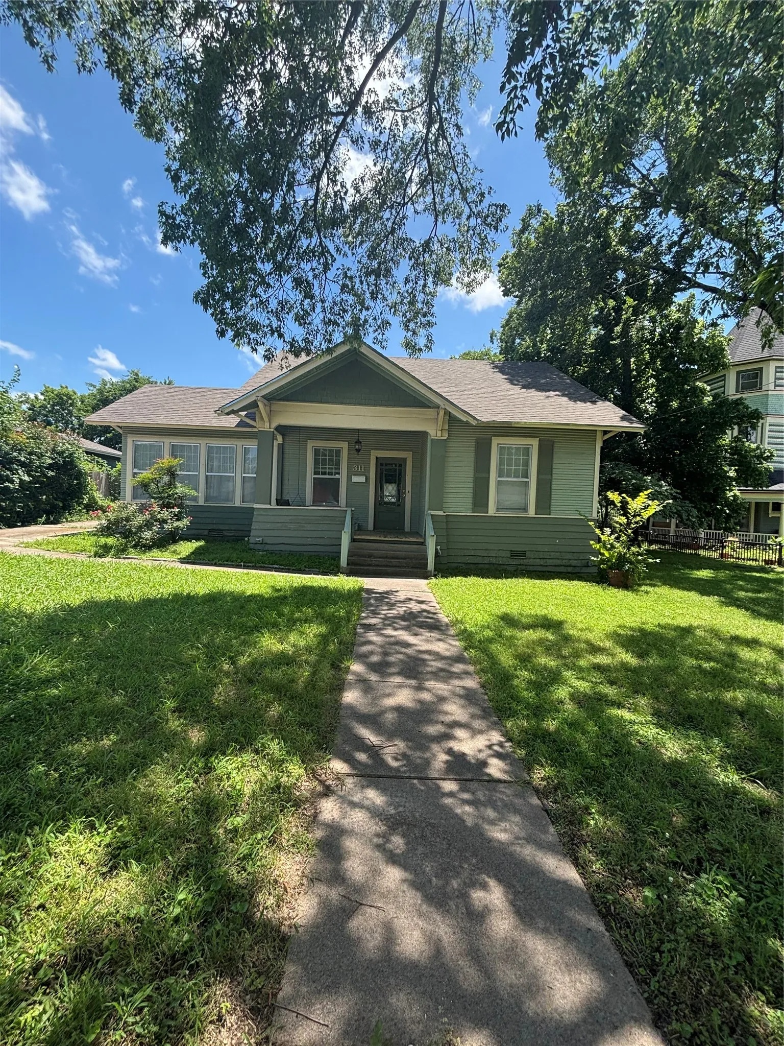 Single Family Residence For Rent in Fannin County , 311 W Sam Rayburn Drive, Bonham, Texas 75418, 2 Bedroom, 1 Bathroom, Garage spaces, 1,215 Sqft, built in 1905, mls#21365219, Real Estate Agent in Bonham, Homes For Rent in Fannin county, Homes For Rent in Bonham, Realtor in Bonham Texas, Real Estate Brokerage Independent Realty Texas, Luminita Cordes Realtor