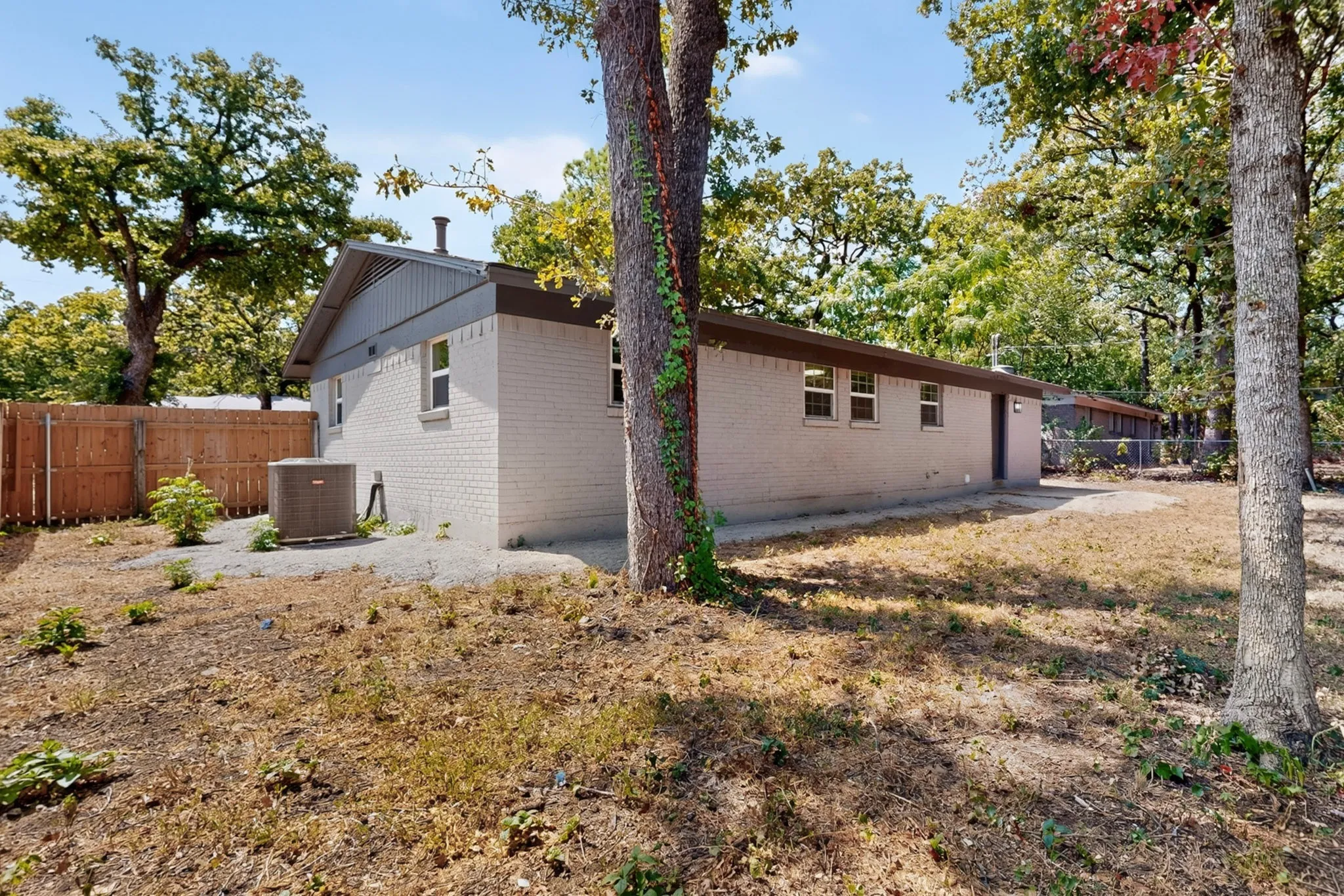 Single Family Residence For Rent in Tarrant County , 1809 W Sanford Street, Arlington, Texas 76012, 4 Bedroom, 2 Bathroom, 1 Garage spaces, 1,286 Sqft, built in 1960, mls#21386768, Real Estate Agent in Arlington, Homes For Rent in Tarrant county, Homes For Rent in Arlington, Realtor in Arlington Texas, Real Estate Brokerage Independent Realty Texas, Luminita Cordes Realtor