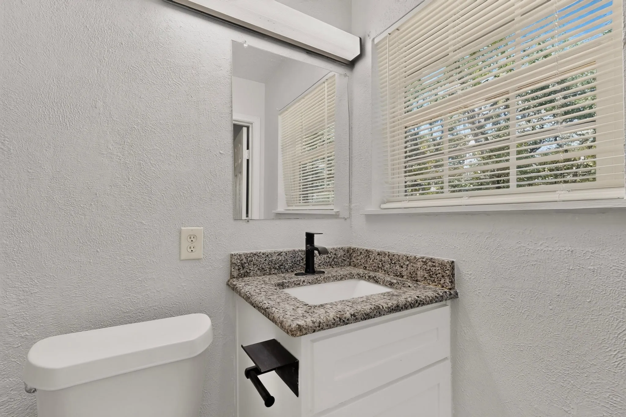 Single Family Residence For Rent in Tarrant County , 1809 W Sanford Street, Arlington, Texas 76012, 4 Bedroom, 2 Bathroom, 1 Garage spaces, 1,286 Sqft, built in 1960, mls#21386768, Real Estate Agent in Arlington, Homes For Rent in Tarrant county, Homes For Rent in Arlington, Realtor in Arlington Texas, Real Estate Brokerage Independent Realty Texas, Luminita Cordes Realtor