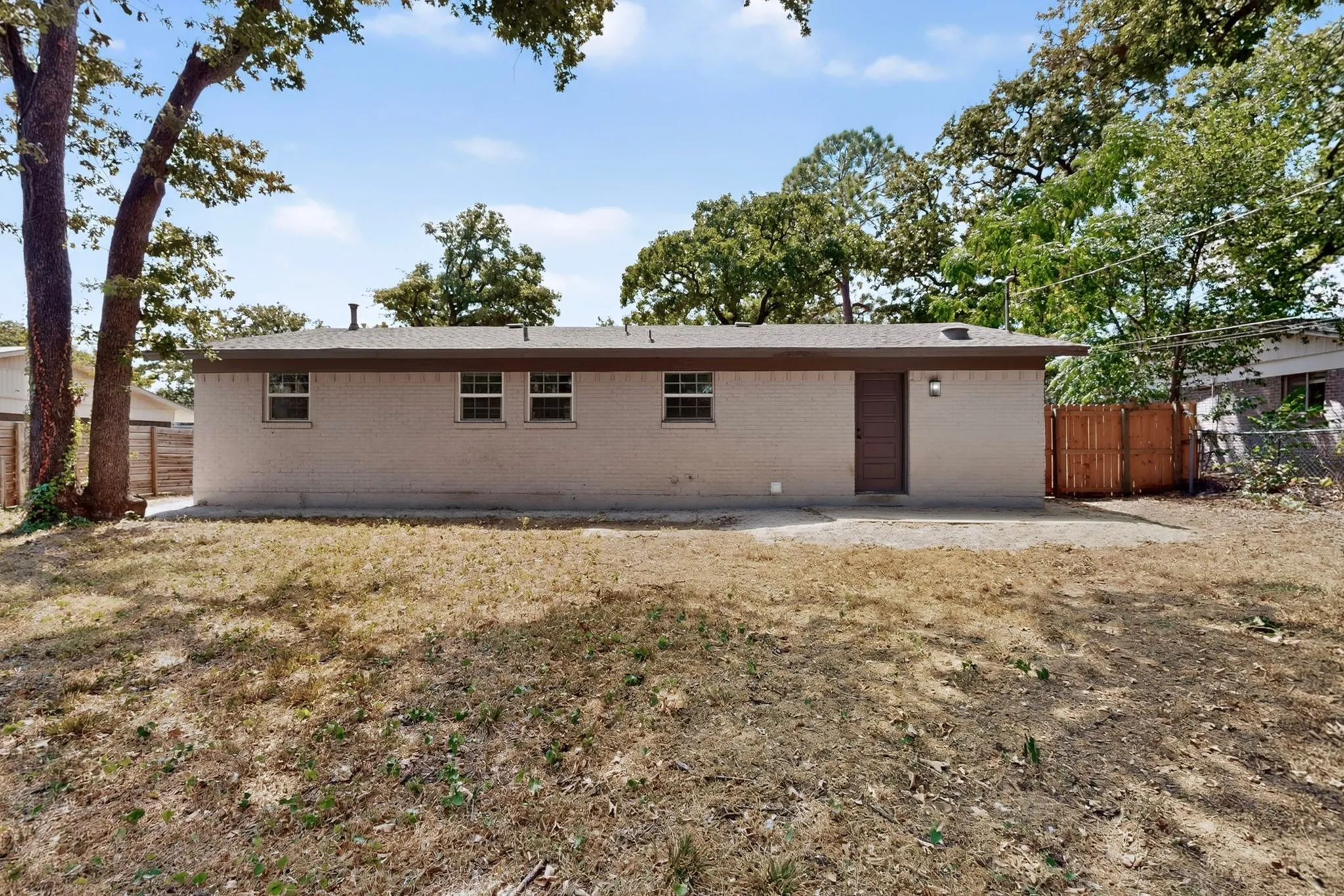 Single Family Residence For Rent in Tarrant County , 1809 W Sanford Street, Arlington, Texas 76012, 4 Bedroom, 2 Bathroom, 1 Garage spaces, 1,286 Sqft, built in 1960, mls#21386768, Real Estate Agent in Arlington, Homes For Rent in Tarrant county, Homes For Rent in Arlington, Realtor in Arlington Texas, Real Estate Brokerage Independent Realty Texas, Luminita Cordes Realtor