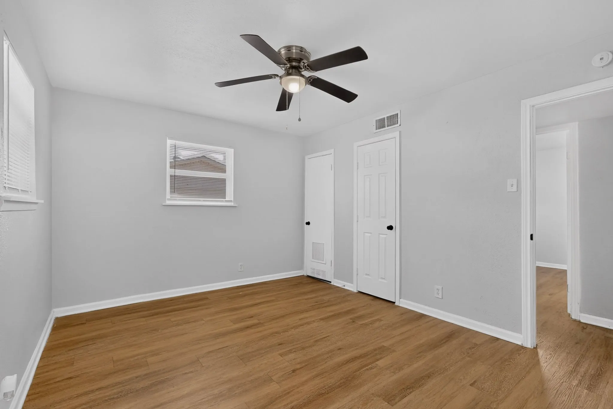 Single Family Residence For Rent in Tarrant County , 1809 W Sanford Street, Arlington, Texas 76012, 4 Bedroom, 2 Bathroom, 1 Garage spaces, 1,286 Sqft, built in 1960, mls#21386768, Real Estate Agent in Arlington, Homes For Rent in Tarrant county, Homes For Rent in Arlington, Realtor in Arlington Texas, Real Estate Brokerage Independent Realty Texas, Luminita Cordes Realtor