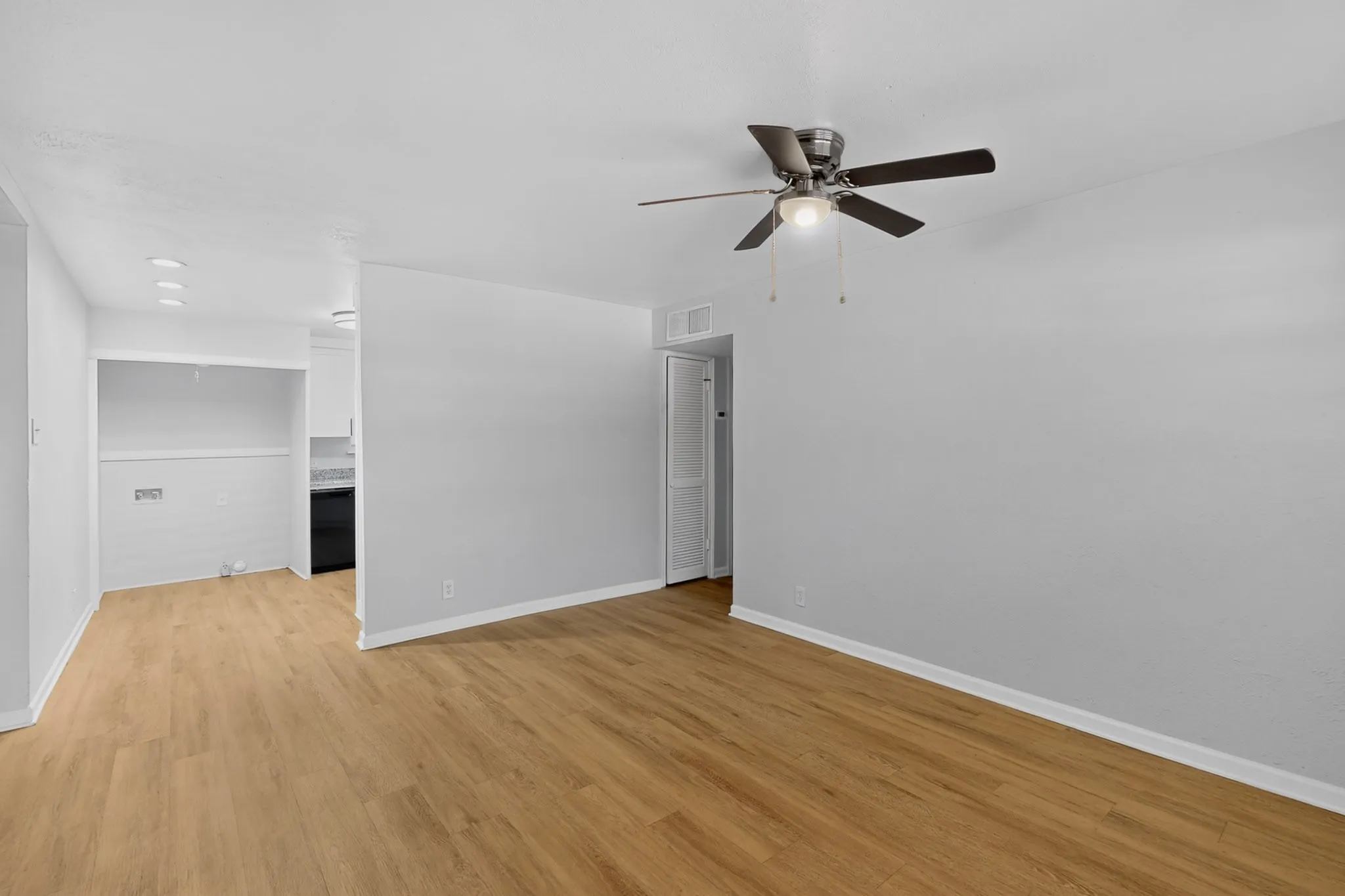 Single Family Residence For Rent in Tarrant County , 1809 W Sanford Street, Arlington, Texas 76012, 4 Bedroom, 2 Bathroom, 1 Garage spaces, 1,286 Sqft, built in 1960, mls#21386768, Real Estate Agent in Arlington, Homes For Rent in Tarrant county, Homes For Rent in Arlington, Realtor in Arlington Texas, Real Estate Brokerage Independent Realty Texas, Luminita Cordes Realtor