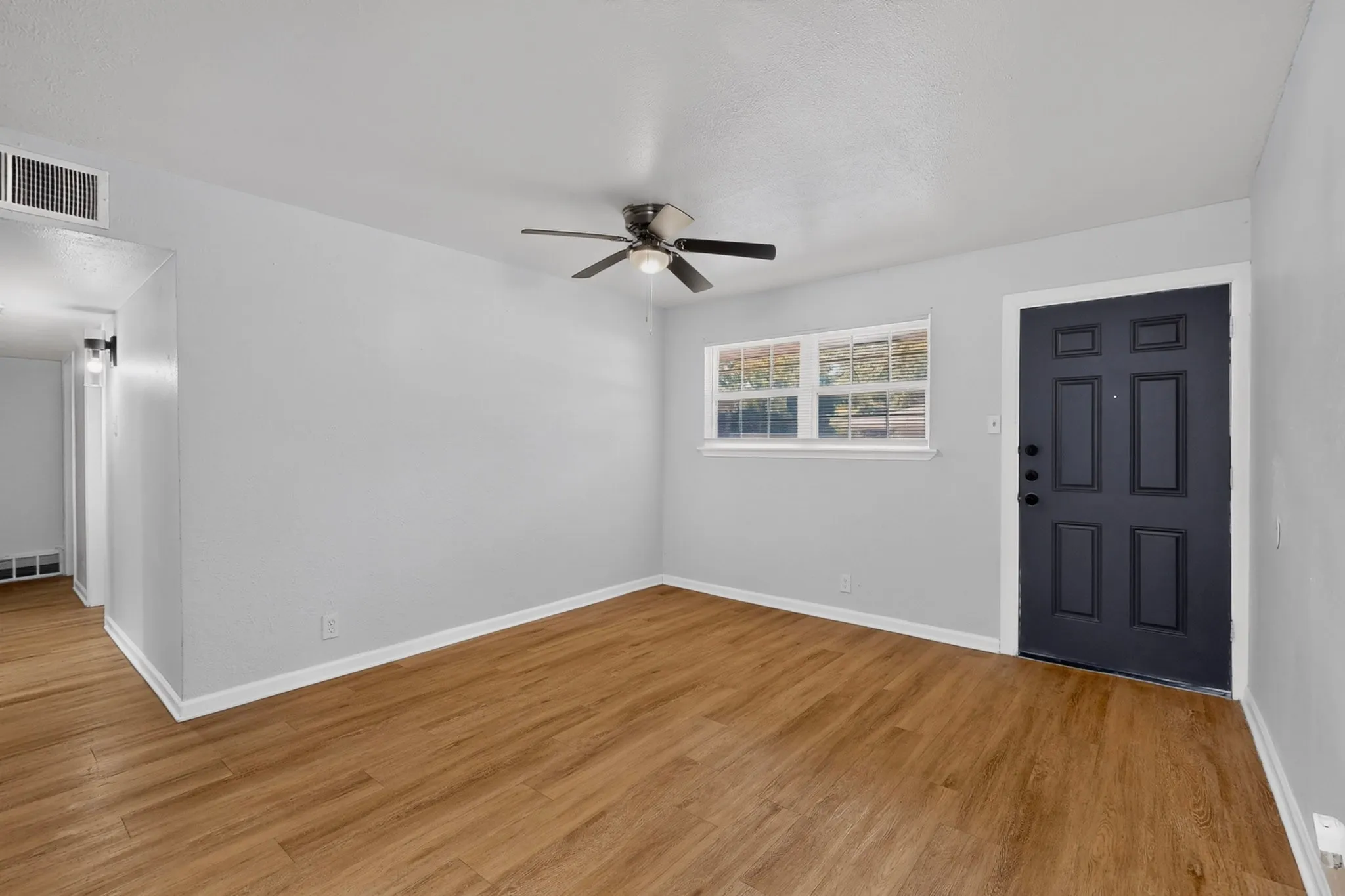 Single Family Residence For Rent in Tarrant County , 1809 W Sanford Street, Arlington, Texas 76012, 4 Bedroom, 2 Bathroom, 1 Garage spaces, 1,286 Sqft, built in 1960, mls#21386768, Real Estate Agent in Arlington, Homes For Rent in Tarrant county, Homes For Rent in Arlington, Realtor in Arlington Texas, Real Estate Brokerage Independent Realty Texas, Luminita Cordes Realtor
