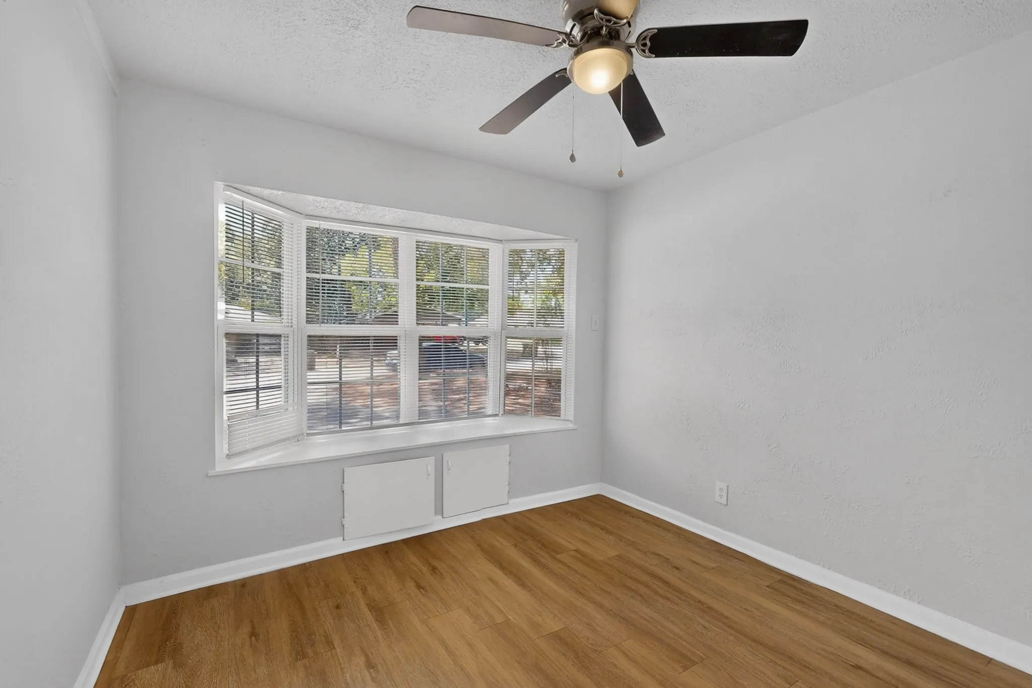 Single Family Residence For Rent in Tarrant County , 1809 W Sanford Street, Arlington, Texas 76012, 4 Bedroom, 2 Bathroom, 1 Garage spaces, 1,286 Sqft, built in 1960, mls#21386768, Real Estate Agent in Arlington, Homes For Rent in Tarrant county, Homes For Rent in Arlington, Realtor in Arlington Texas, Real Estate Brokerage Independent Realty Texas, Luminita Cordes Realtor