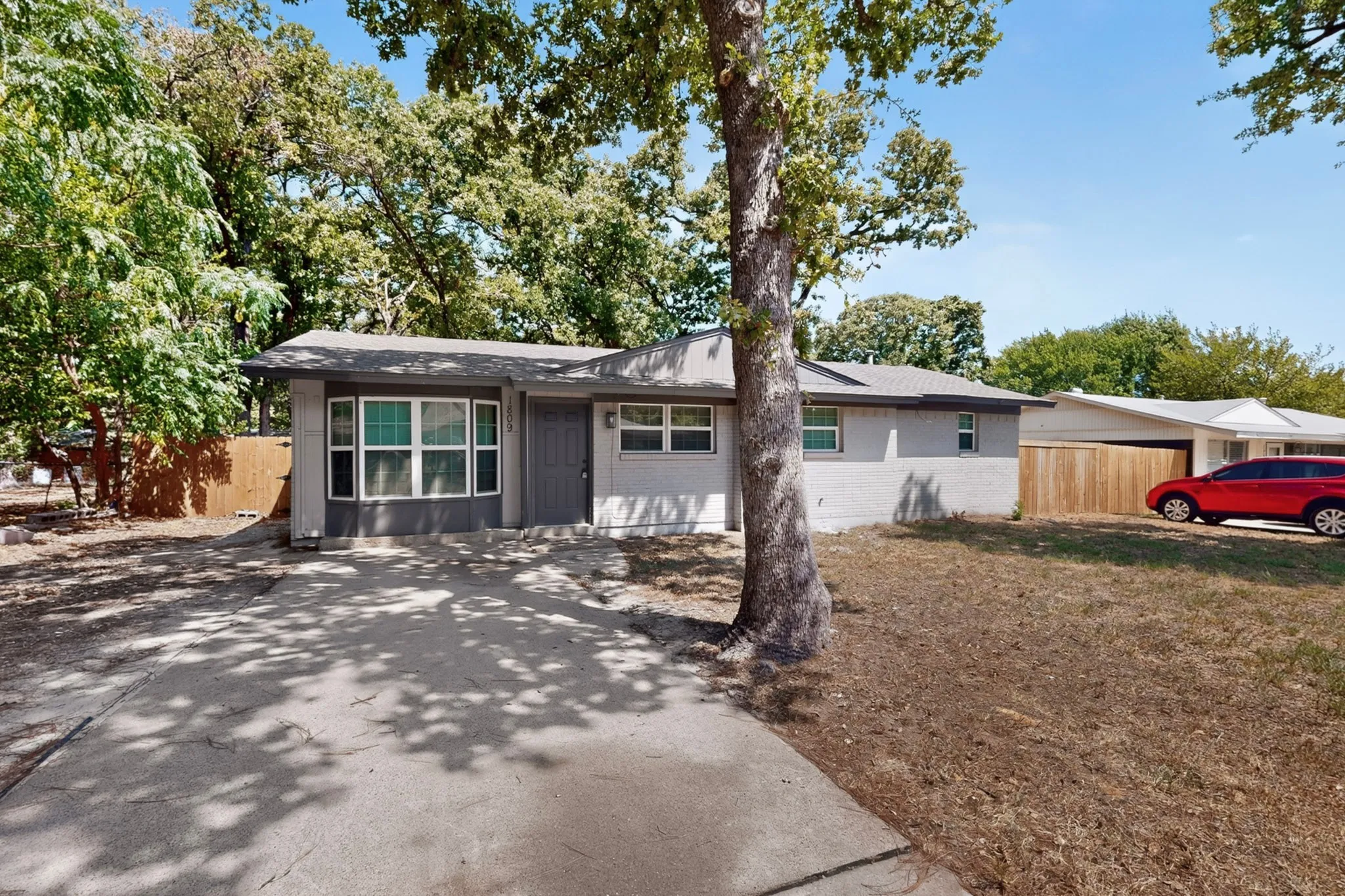 Single Family Residence For Rent in Tarrant County , 1809 W Sanford Street, Arlington, Texas 76012, 4 Bedroom, 2 Bathroom, 1 Garage spaces, 1,286 Sqft, built in 1960, mls#21386768, Real Estate Agent in Arlington, Homes For Rent in Tarrant county, Homes For Rent in Arlington, Realtor in Arlington Texas, Real Estate Brokerage Independent Realty Texas, Luminita Cordes Realtor
