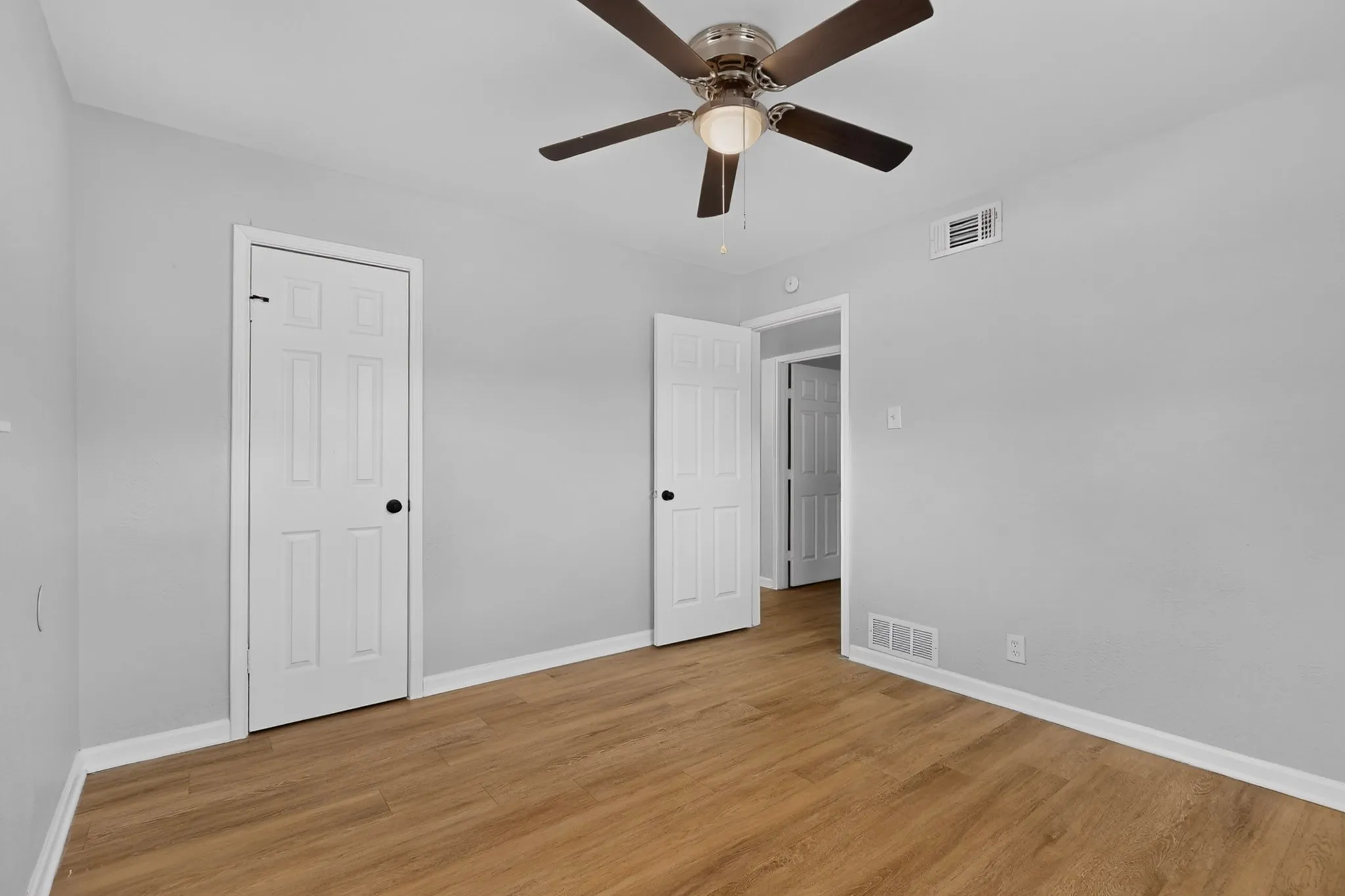 Single Family Residence For Rent in Tarrant County , 1809 W Sanford Street, Arlington, Texas 76012, 4 Bedroom, 2 Bathroom, 1 Garage spaces, 1,286 Sqft, built in 1960, mls#21386768, Real Estate Agent in Arlington, Homes For Rent in Tarrant county, Homes For Rent in Arlington, Realtor in Arlington Texas, Real Estate Brokerage Independent Realty Texas, Luminita Cordes Realtor