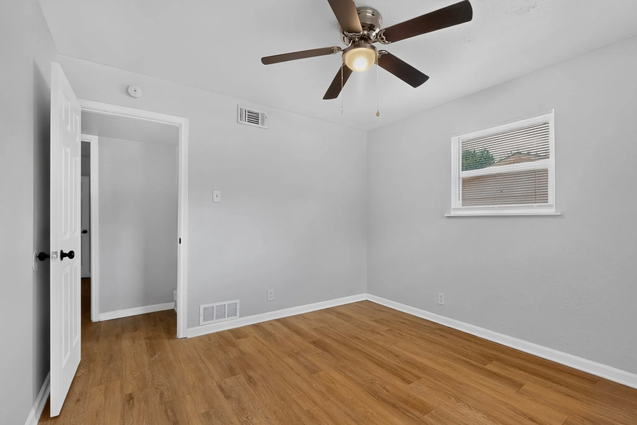 Single Family Residence For Rent in Tarrant County , 1809 W Sanford Street, Arlington, Texas 76012, 4 Bedroom, 2 Bathroom, 1 Garage spaces, 1,286 Sqft, built in 1960, mls#21386768, Real Estate Agent in Arlington, Homes For Rent in Tarrant county, Homes For Rent in Arlington, Realtor in Arlington Texas, Real Estate Brokerage Independent Realty Texas, Luminita Cordes Realtor