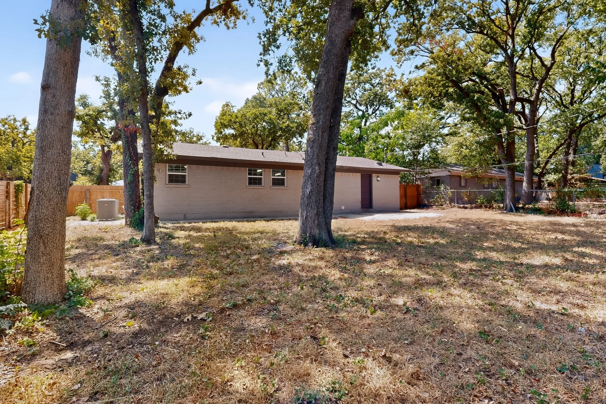 Single Family Residence For Rent in Tarrant County , 1809 W Sanford Street, Arlington, Texas 76012, 4 Bedroom, 2 Bathroom, 1 Garage spaces, 1,286 Sqft, built in 1960, mls#21386768, Real Estate Agent in Arlington, Homes For Rent in Tarrant county, Homes For Rent in Arlington, Realtor in Arlington Texas, Real Estate Brokerage Independent Realty Texas, Luminita Cordes Realtor