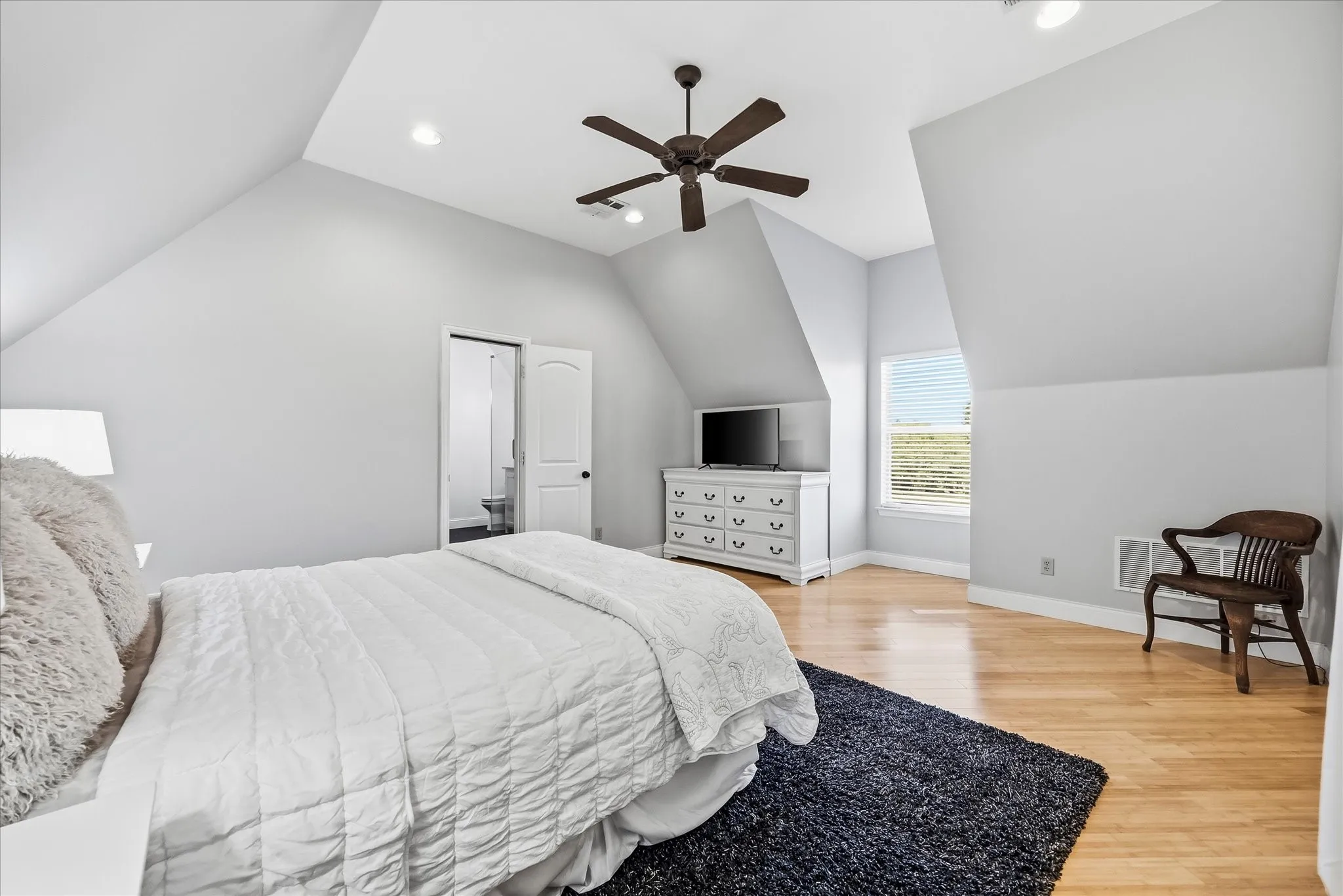 Single Family Residence For Sale in Rockwall County , 5 Wiltshire Court, Heath, Texas 75032, 5 Bedroom, 4 Bathroom, 3 Garage spaces, 4,407 Sqft, built in 2003, mls#21385623, Real Estate Agent in Heath, Homes For Sale in Rockwall county, Homes For Sale in Heath, Realtor in Heath Texas, Real Estate Brokerage Independent Realty Texas, Luminita Cordes Realtor