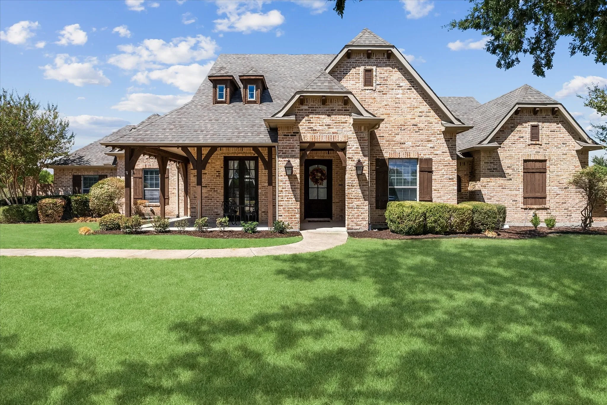 Single Family Residence For Sale in Rockwall County , 5 Wiltshire Court, Heath, Texas 75032, 5 Bedroom, 4 Bathroom, 3 Garage spaces, 4,407 Sqft, built in 2003, mls#21385623, Real Estate Agent in Heath, Homes For Sale in Rockwall county, Homes For Sale in Heath, Realtor in Heath Texas, Real Estate Brokerage Independent Realty Texas, Luminita Cordes Realtor