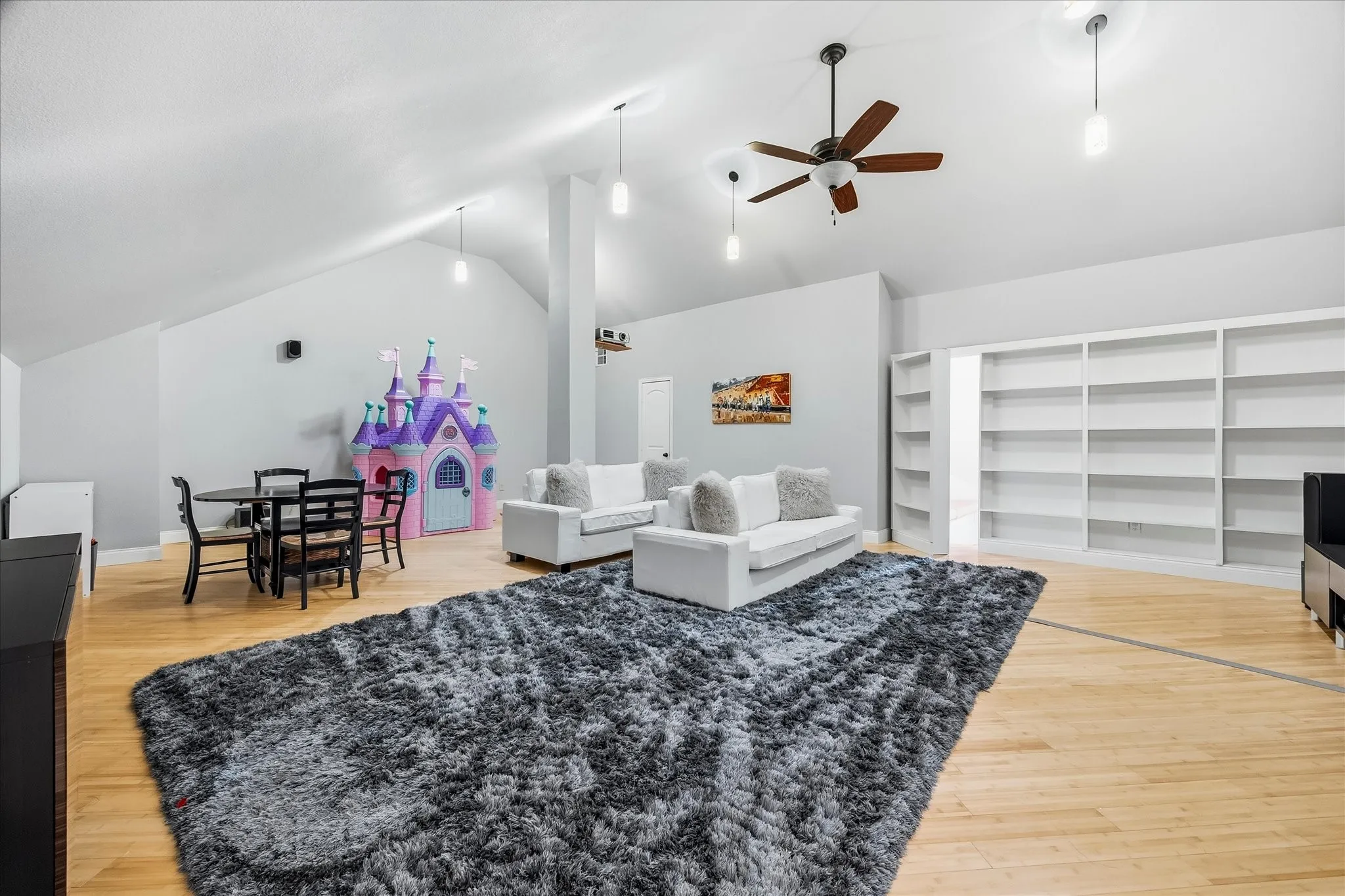 Single Family Residence For Sale in Rockwall County , 5 Wiltshire Court, Heath, Texas 75032, 5 Bedroom, 4 Bathroom, 3 Garage spaces, 4,407 Sqft, built in 2003, mls#21385623, Real Estate Agent in Heath, Homes For Sale in Rockwall county, Homes For Sale in Heath, Realtor in Heath Texas, Real Estate Brokerage Independent Realty Texas, Luminita Cordes Realtor
