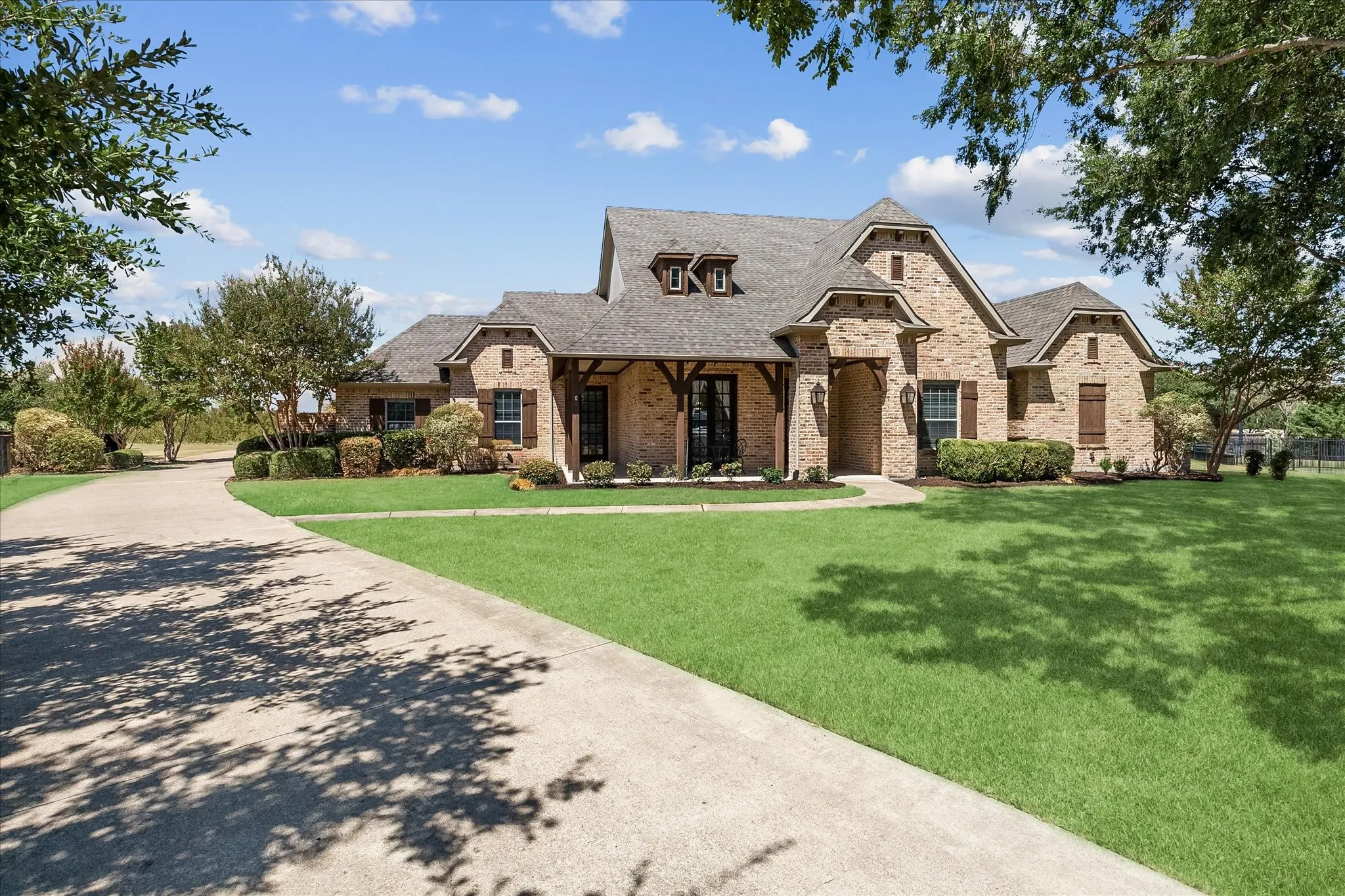 Single Family Residence For Sale in Rockwall County , 5 Wiltshire Court, Heath, Texas 75032, 5 Bedroom, 4 Bathroom, 3 Garage spaces, 4,407 Sqft, built in 2003, mls#21385623, Real Estate Agent in Heath, Homes For Sale in Rockwall county, Homes For Sale in Heath, Realtor in Heath Texas, Real Estate Brokerage Independent Realty Texas, Luminita Cordes Realtor