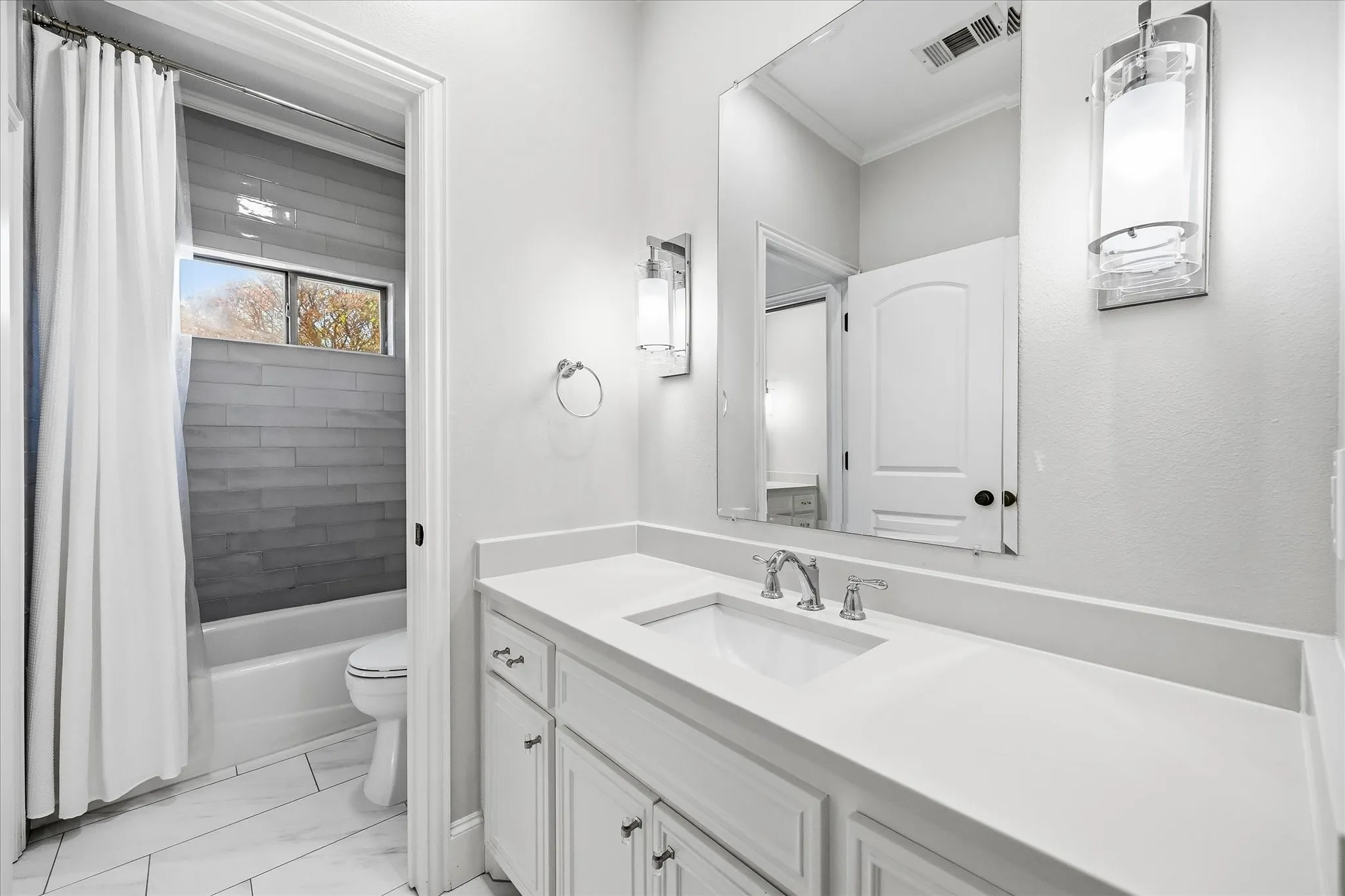 Single Family Residence For Sale in Rockwall County , 5 Wiltshire Court, Heath, Texas 75032, 5 Bedroom, 4 Bathroom, 3 Garage spaces, 4,407 Sqft, built in 2003, mls#21385623, Real Estate Agent in Heath, Homes For Sale in Rockwall county, Homes For Sale in Heath, Realtor in Heath Texas, Real Estate Brokerage Independent Realty Texas, Luminita Cordes Realtor