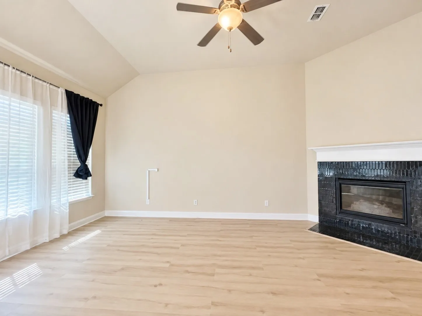 Single Family Residence For Rent in Denton County , 2645 Walnut Creek Lane, The Colony, Texas 75056, 3 Bedroom, 2 Bathroom, 3 Garage spaces, 2,338 Sqft, built in 2015, mls#21386774, Real Estate Agent in The Colony, Homes For Rent in Denton county, Homes For Rent in The Colony, Realtor in The Colony Texas, Real Estate Brokerage Independent Realty Texas, Luminita Cordes Realtor