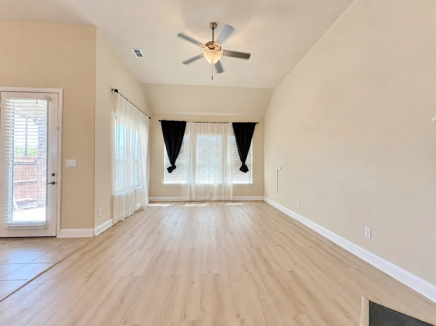 Single Family Residence For Rent in Denton County , 2645 Walnut Creek Lane, The Colony, Texas 75056, 3 Bedroom, 2 Bathroom, 3 Garage spaces, 2,338 Sqft, built in 2015, mls#21386774, Real Estate Agent in The Colony, Homes For Rent in Denton county, Homes For Rent in The Colony, Realtor in The Colony Texas, Real Estate Brokerage Independent Realty Texas, Luminita Cordes Realtor