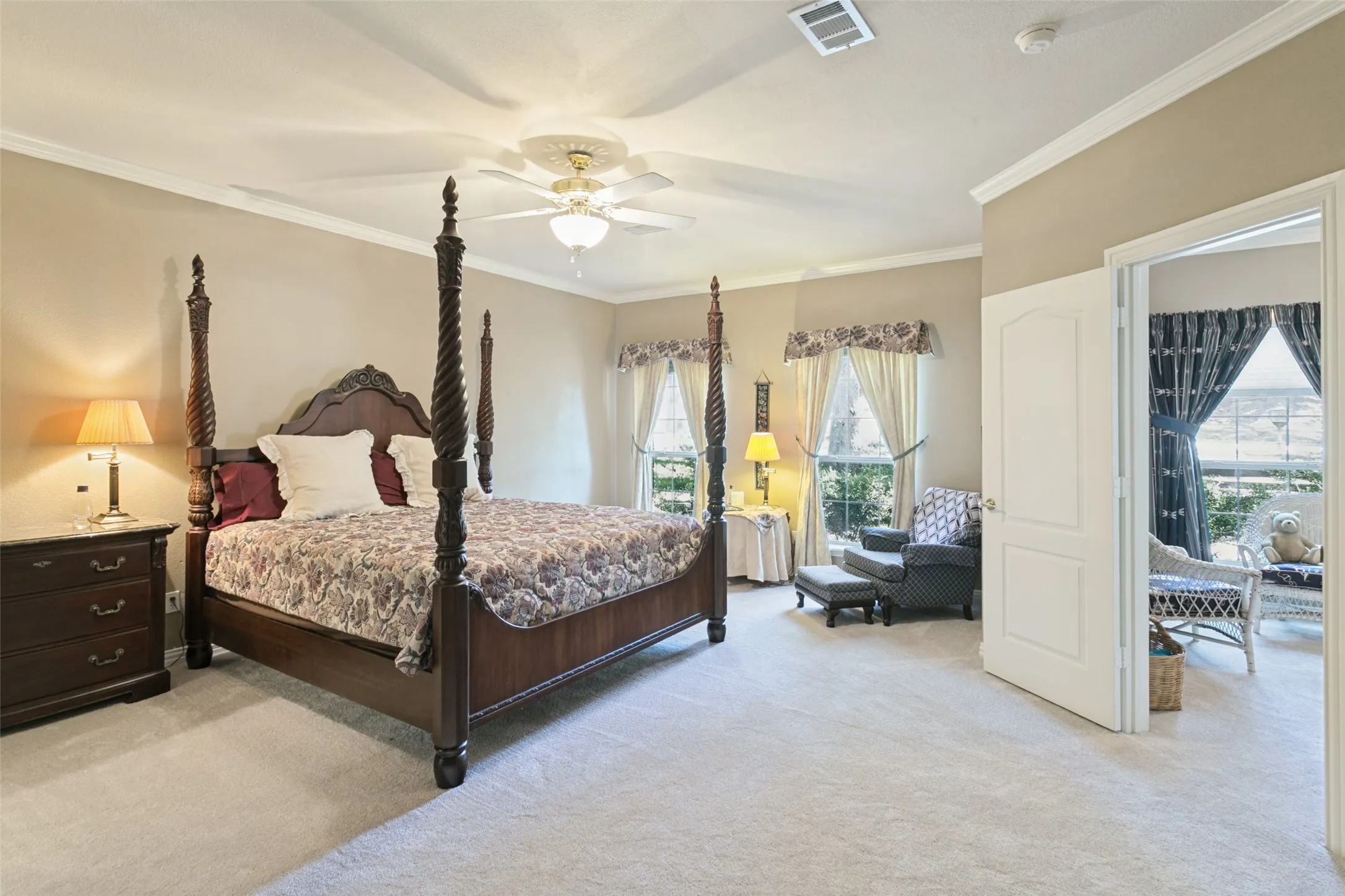 Single Family Residence For Sale in Tarrant County , 1814 Woodridge Drive, Arlington, Texas 76013, 4 Bedroom, 4 Bathroom, 2 Garage spaces, 3,287 Sqft, built in 1995, mls#21385723, Real Estate Agent in Arlington, Homes For Sale in Tarrant county, Homes For Sale in Arlington, Realtor in Arlington Texas, Real Estate Brokerage Independent Realty Texas, Luminita Cordes Realtor