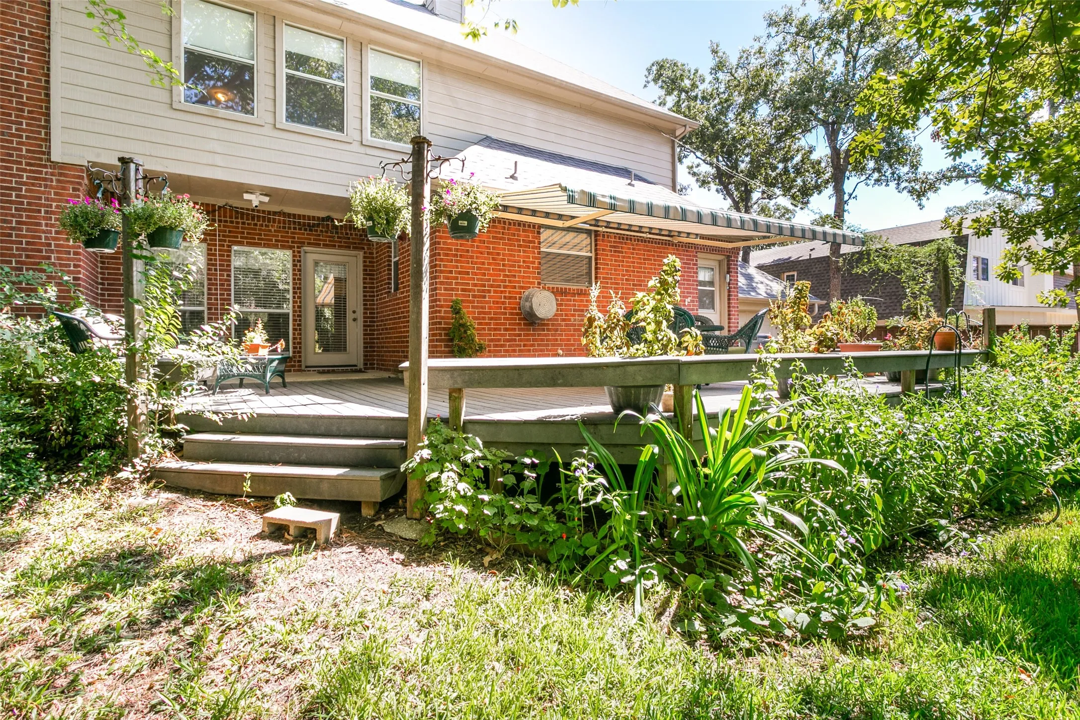 Single Family Residence For Sale in Tarrant County , 1814 Woodridge Drive, Arlington, Texas 76013, 4 Bedroom, 4 Bathroom, 2 Garage spaces, 3,287 Sqft, built in 1995, mls#21385723, Real Estate Agent in Arlington, Homes For Sale in Tarrant county, Homes For Sale in Arlington, Realtor in Arlington Texas, Real Estate Brokerage Independent Realty Texas, Luminita Cordes Realtor