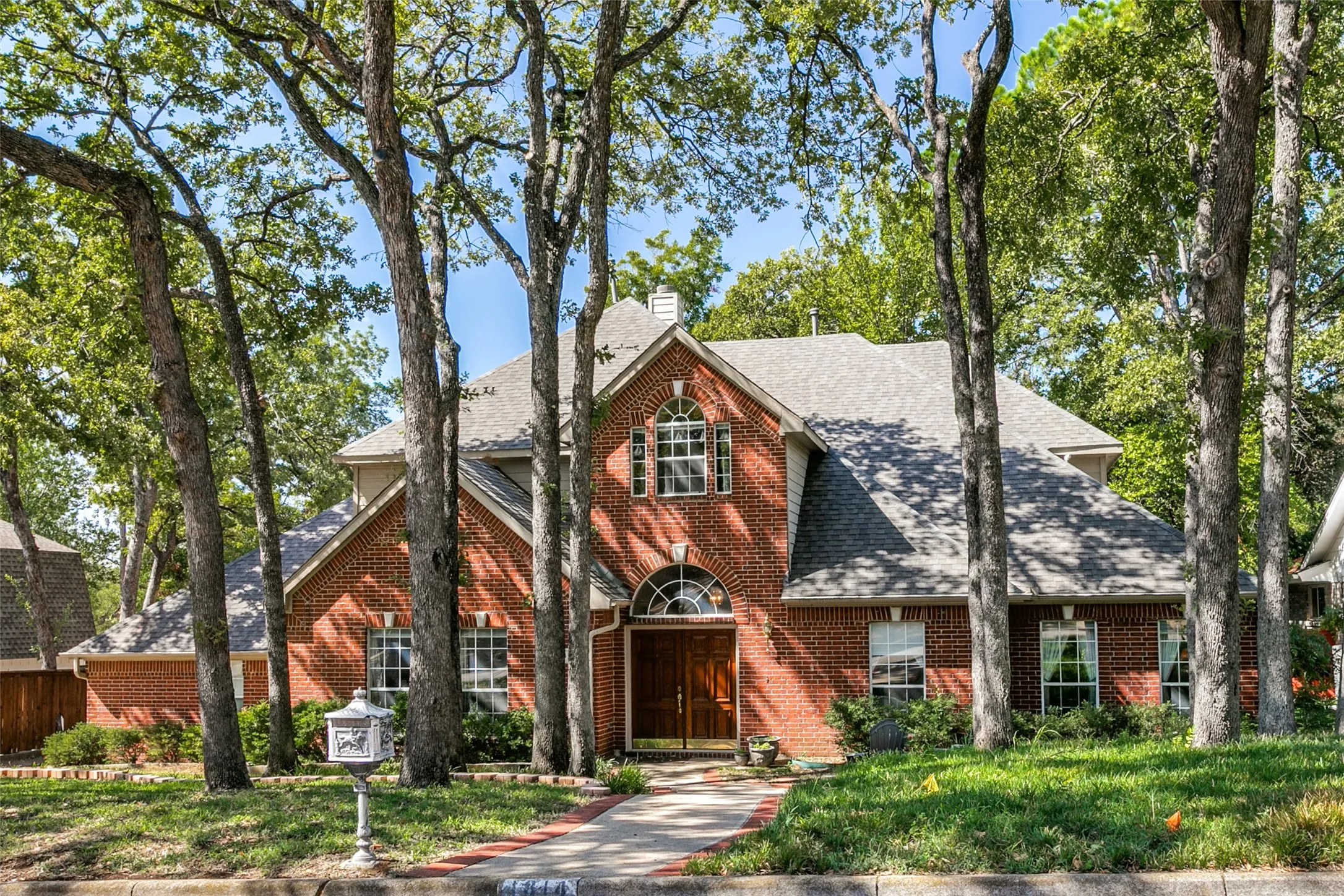 Single Family Residence For Sale in Tarrant County , 1814 Woodridge Drive, Arlington, Texas 76013, 4 Bedroom, 4 Bathroom, 2 Garage spaces, 3,287 Sqft, built in 1995, mls#21385723, Real Estate Agent in Arlington, Homes For Sale in Tarrant county, Homes For Sale in Arlington, Realtor in Arlington Texas, Real Estate Brokerage Independent Realty Texas, Luminita Cordes Realtor