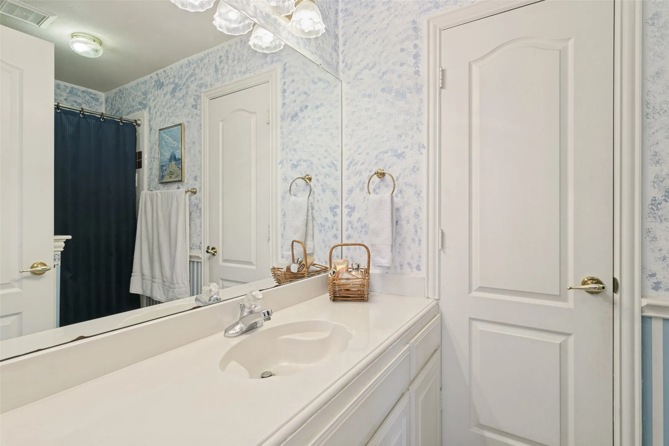 Single Family Residence For Sale in Tarrant County , 1814 Woodridge Drive, Arlington, Texas 76013, 4 Bedroom, 4 Bathroom, 2 Garage spaces, 3,287 Sqft, built in 1995, mls#21385723, Real Estate Agent in Arlington, Homes For Sale in Tarrant county, Homes For Sale in Arlington, Realtor in Arlington Texas, Real Estate Brokerage Independent Realty Texas, Luminita Cordes Realtor