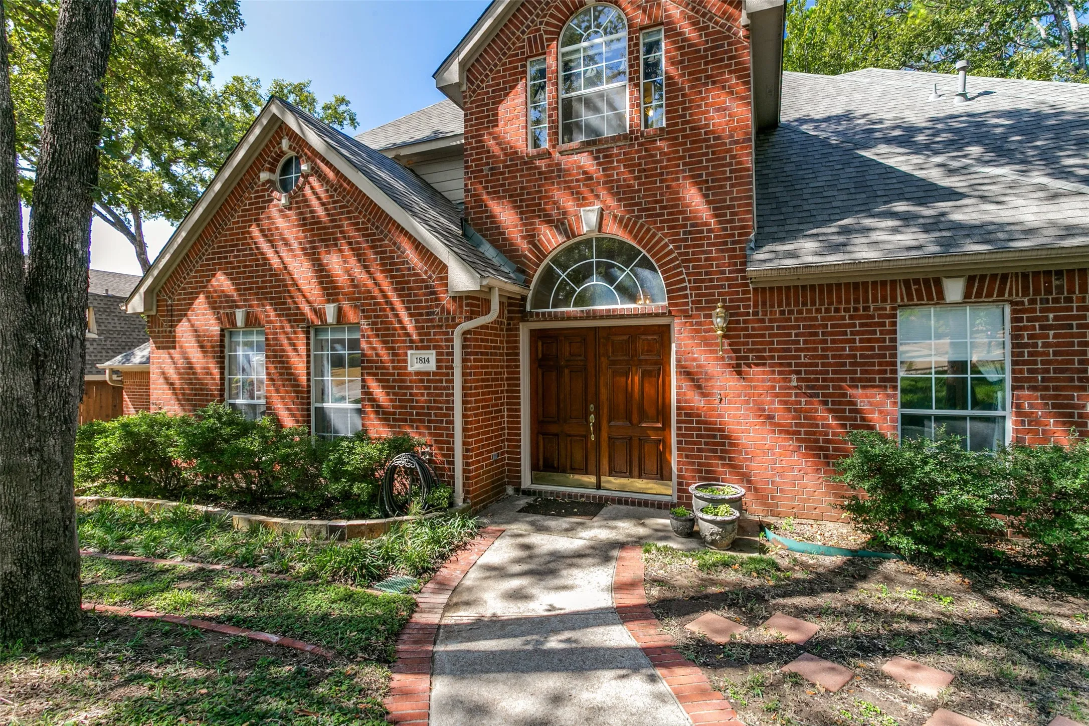 Single Family Residence For Sale in Tarrant County , 1814 Woodridge Drive, Arlington, Texas 76013, 4 Bedroom, 4 Bathroom, 2 Garage spaces, 3,287 Sqft, built in 1995, mls#21385723, Real Estate Agent in Arlington, Homes For Sale in Tarrant county, Homes For Sale in Arlington, Realtor in Arlington Texas, Real Estate Brokerage Independent Realty Texas, Luminita Cordes Realtor