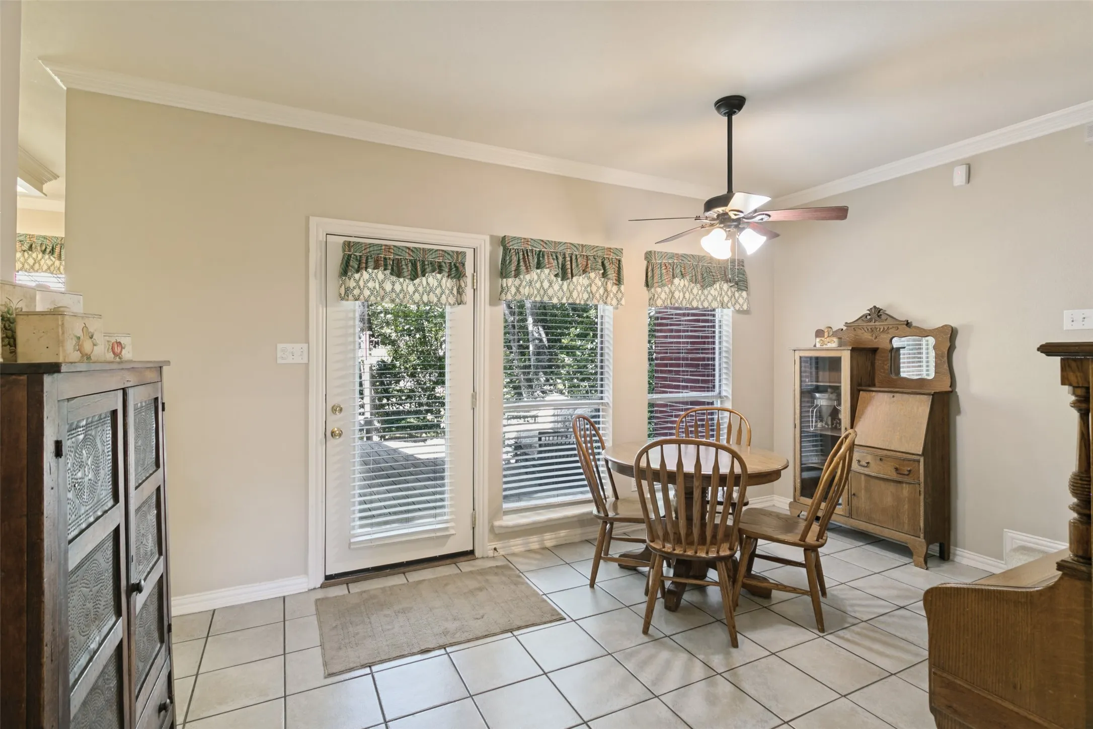 Single Family Residence For Sale in Tarrant County , 1814 Woodridge Drive, Arlington, Texas 76013, 4 Bedroom, 4 Bathroom, 2 Garage spaces, 3,287 Sqft, built in 1995, mls#21385723, Real Estate Agent in Arlington, Homes For Sale in Tarrant county, Homes For Sale in Arlington, Realtor in Arlington Texas, Real Estate Brokerage Independent Realty Texas, Luminita Cordes Realtor