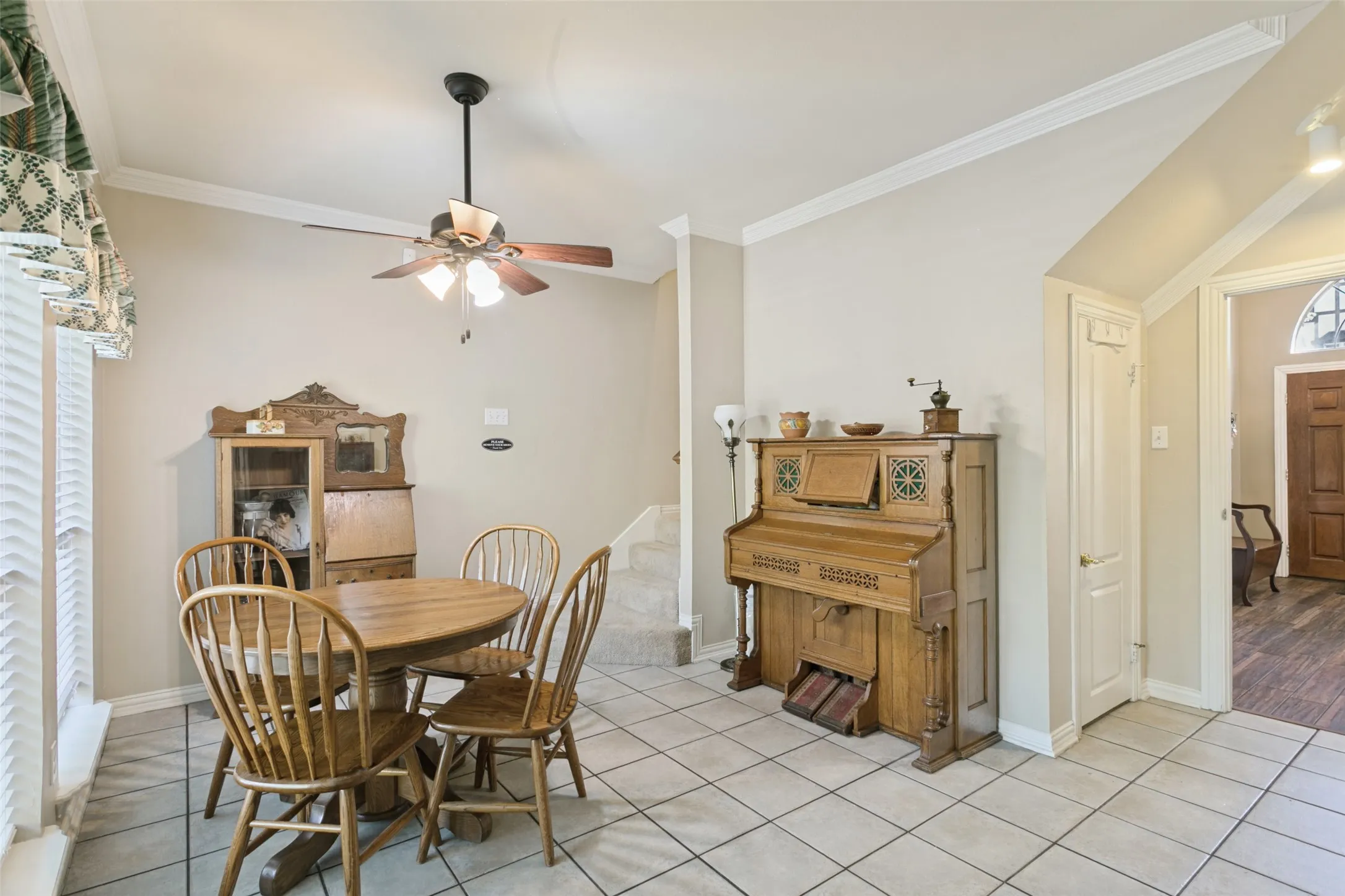 Single Family Residence For Sale in Tarrant County , 1814 Woodridge Drive, Arlington, Texas 76013, 4 Bedroom, 4 Bathroom, 2 Garage spaces, 3,287 Sqft, built in 1995, mls#21385723, Real Estate Agent in Arlington, Homes For Sale in Tarrant county, Homes For Sale in Arlington, Realtor in Arlington Texas, Real Estate Brokerage Independent Realty Texas, Luminita Cordes Realtor