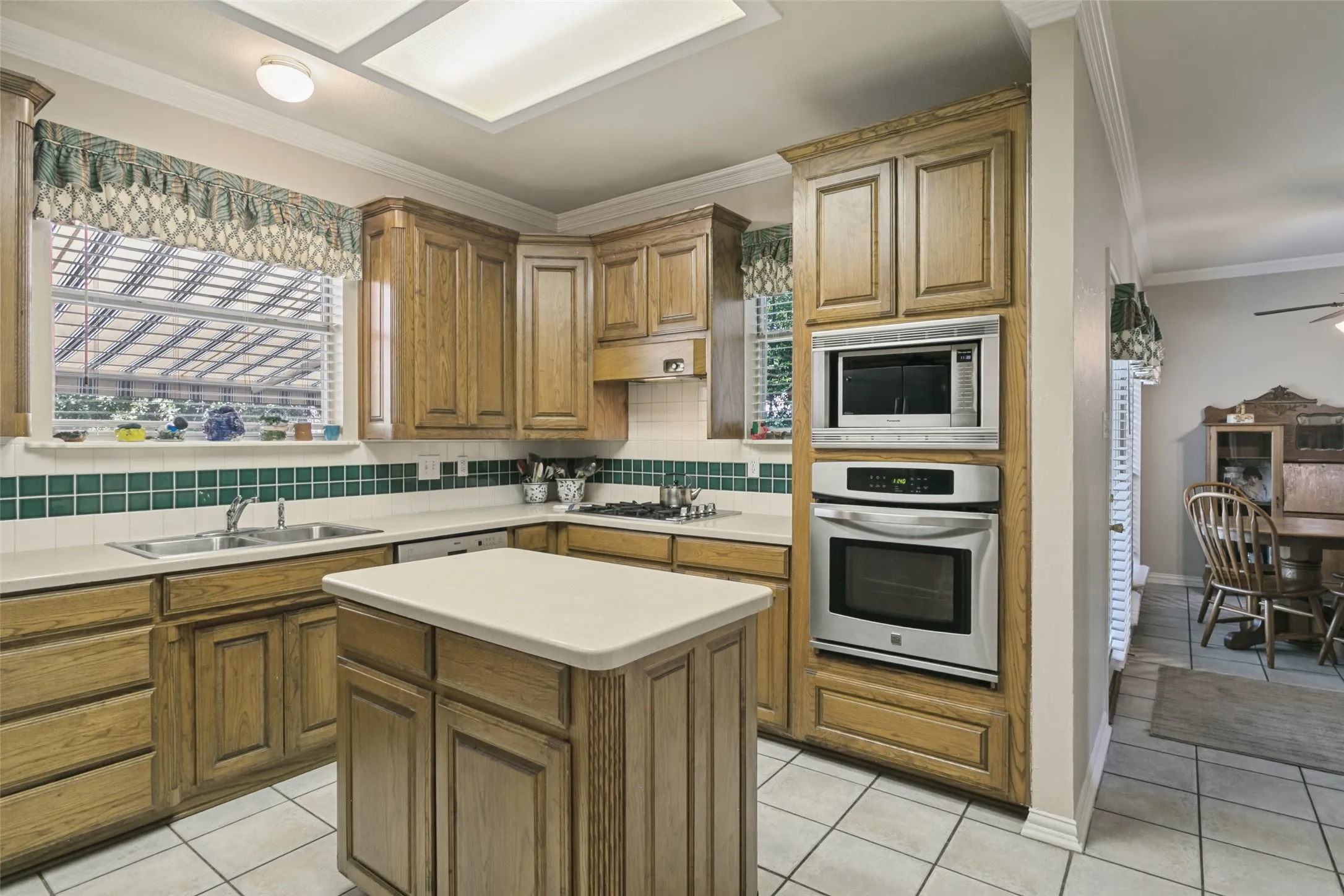 Single Family Residence For Sale in Tarrant County , 1814 Woodridge Drive, Arlington, Texas 76013, 4 Bedroom, 4 Bathroom, 2 Garage spaces, 3,287 Sqft, built in 1995, mls#21385723, Real Estate Agent in Arlington, Homes For Sale in Tarrant county, Homes For Sale in Arlington, Realtor in Arlington Texas, Real Estate Brokerage Independent Realty Texas, Luminita Cordes Realtor
