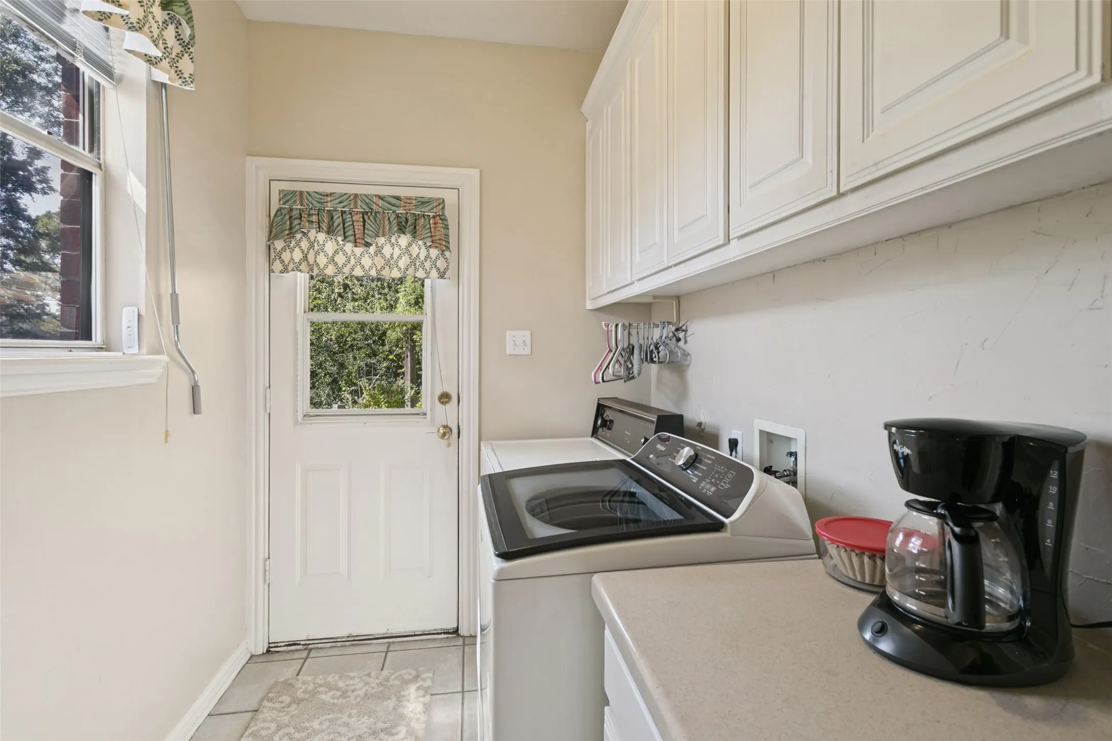 Single Family Residence For Sale in Tarrant County , 1814 Woodridge Drive, Arlington, Texas 76013, 4 Bedroom, 4 Bathroom, 2 Garage spaces, 3,287 Sqft, built in 1995, mls#21385723, Real Estate Agent in Arlington, Homes For Sale in Tarrant county, Homes For Sale in Arlington, Realtor in Arlington Texas, Real Estate Brokerage Independent Realty Texas, Luminita Cordes Realtor