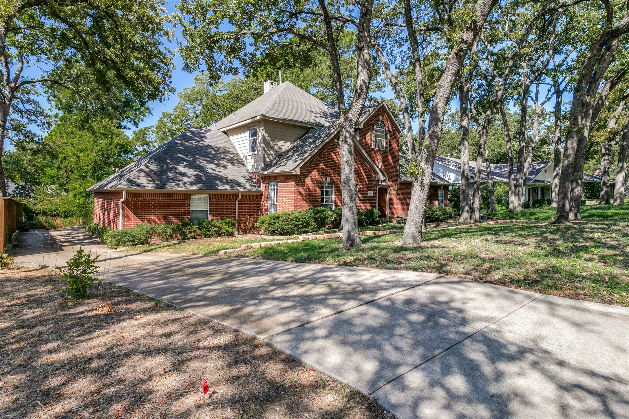 Single Family Residence For Sale in Tarrant County , 1814 Woodridge Drive, Arlington, Texas 76013, 4 Bedroom, 4 Bathroom, 2 Garage spaces, 3,287 Sqft, built in 1995, mls#21385723, Real Estate Agent in Arlington, Homes For Sale in Tarrant county, Homes For Sale in Arlington, Realtor in Arlington Texas, Real Estate Brokerage Independent Realty Texas, Luminita Cordes Realtor