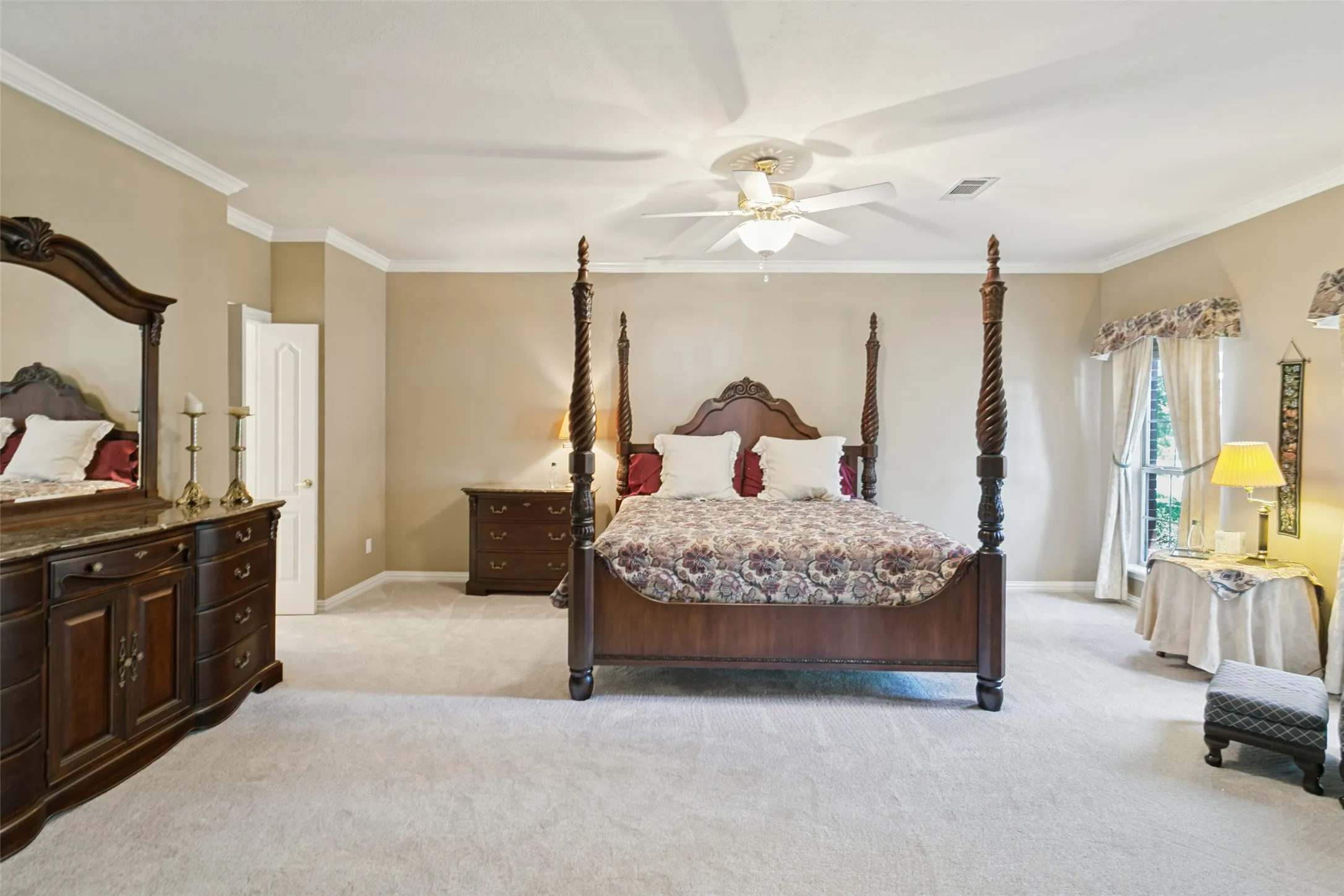 Single Family Residence For Sale in Tarrant County , 1814 Woodridge Drive, Arlington, Texas 76013, 4 Bedroom, 4 Bathroom, 2 Garage spaces, 3,287 Sqft, built in 1995, mls#21385723, Real Estate Agent in Arlington, Homes For Sale in Tarrant county, Homes For Sale in Arlington, Realtor in Arlington Texas, Real Estate Brokerage Independent Realty Texas, Luminita Cordes Realtor