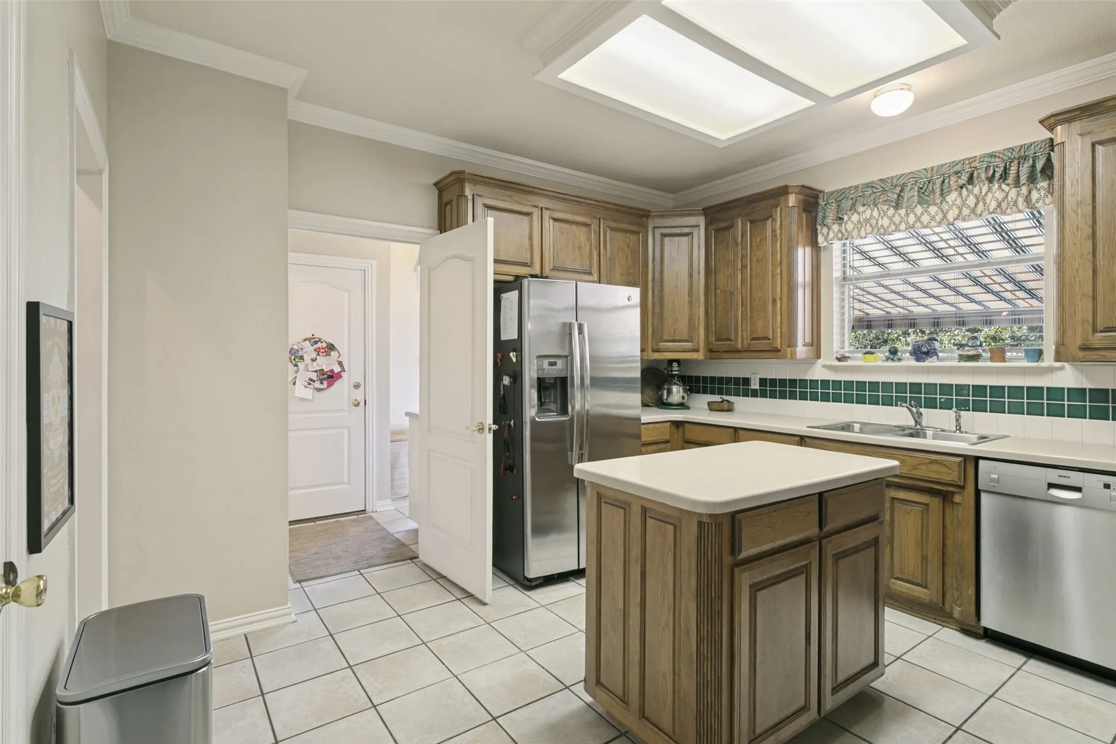 Single Family Residence For Sale in Tarrant County , 1814 Woodridge Drive, Arlington, Texas 76013, 4 Bedroom, 4 Bathroom, 2 Garage spaces, 3,287 Sqft, built in 1995, mls#21385723, Real Estate Agent in Arlington, Homes For Sale in Tarrant county, Homes For Sale in Arlington, Realtor in Arlington Texas, Real Estate Brokerage Independent Realty Texas, Luminita Cordes Realtor