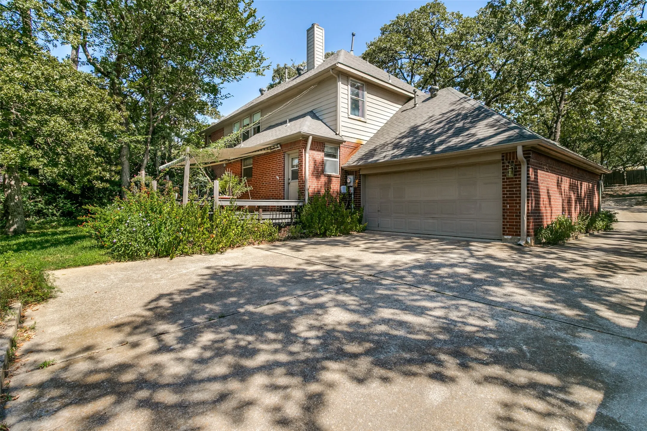 Single Family Residence For Sale in Tarrant County , 1814 Woodridge Drive, Arlington, Texas 76013, 4 Bedroom, 4 Bathroom, 2 Garage spaces, 3,287 Sqft, built in 1995, mls#21385723, Real Estate Agent in Arlington, Homes For Sale in Tarrant county, Homes For Sale in Arlington, Realtor in Arlington Texas, Real Estate Brokerage Independent Realty Texas, Luminita Cordes Realtor